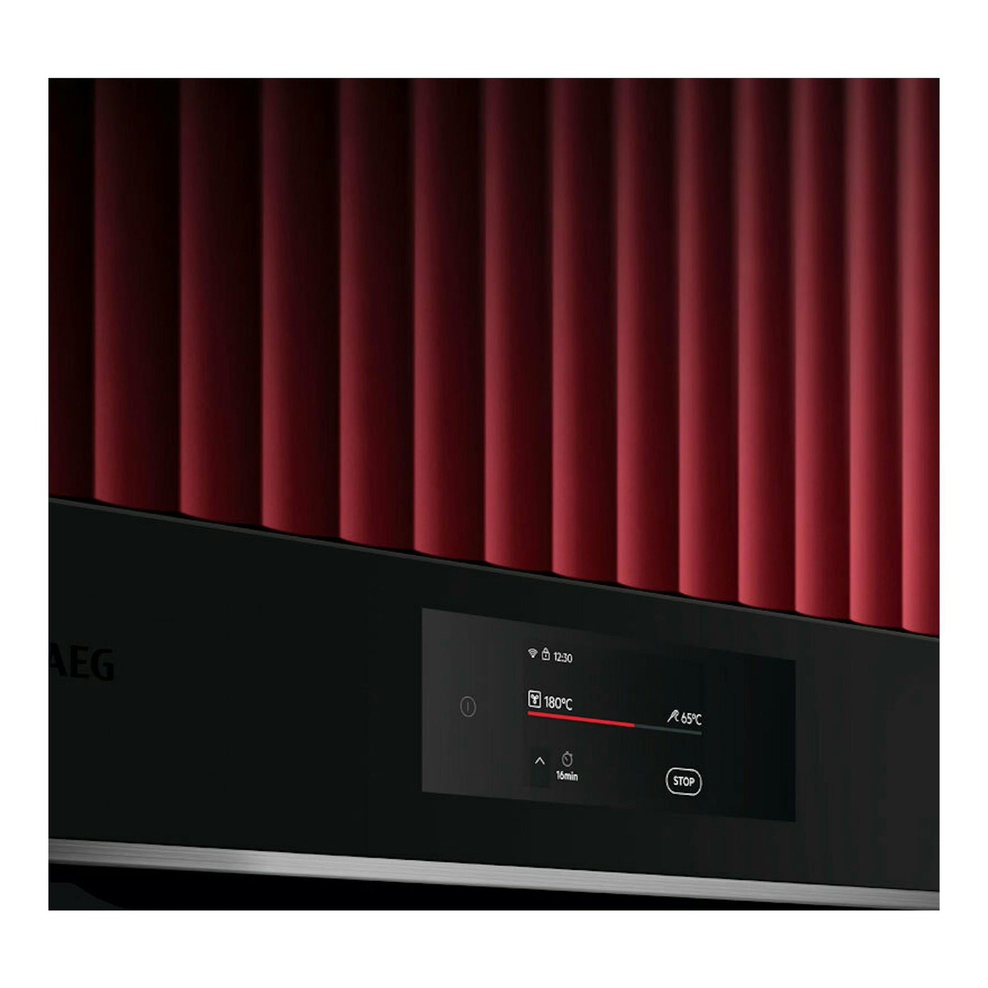 Horno AEG TE8PB731AT de cristal negro mate, vista frontal inclinada, con panel táctil iluminado.