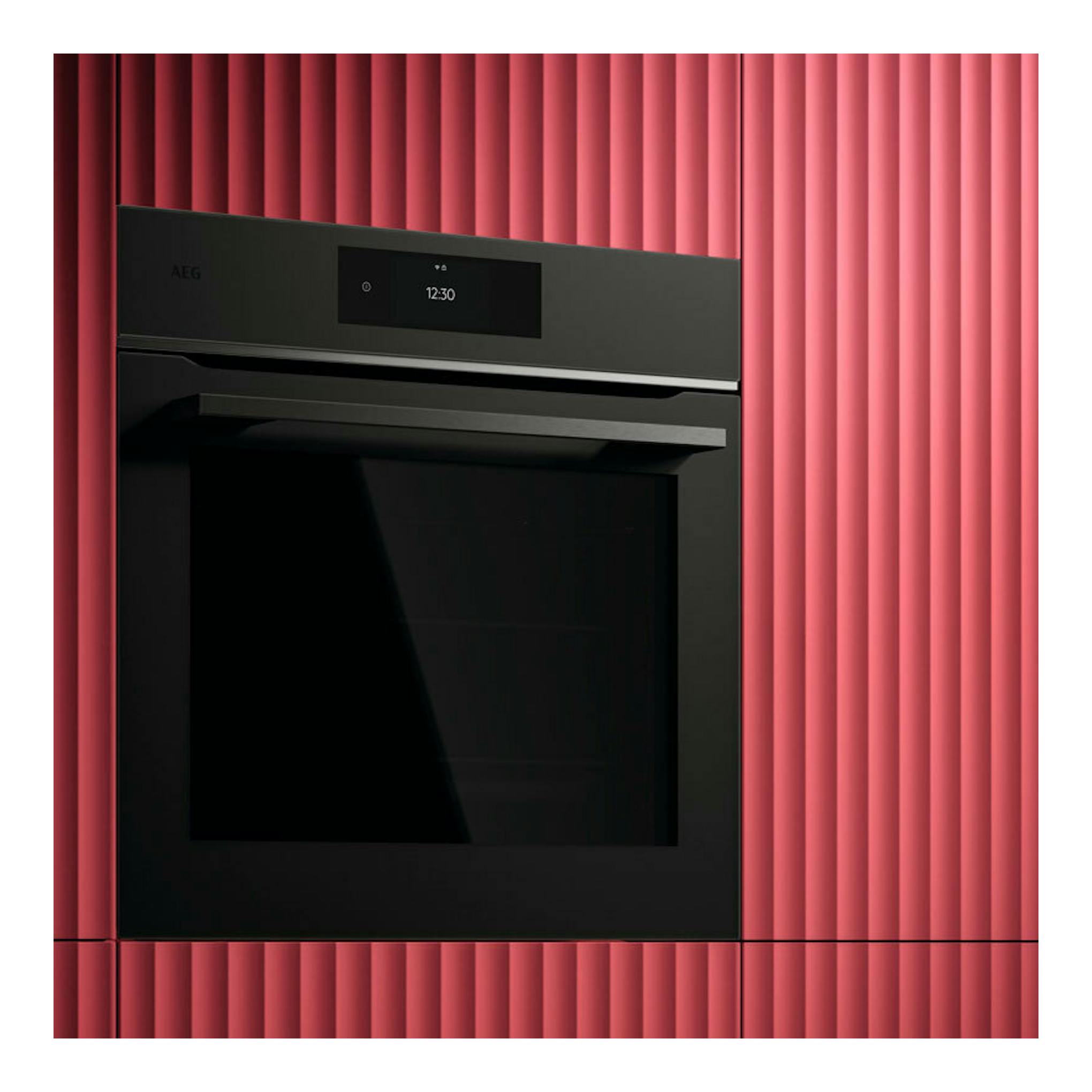 Horno AEG TE8PB731AT de cristal negro mate, vista frontal empotrada con pantalla digital.