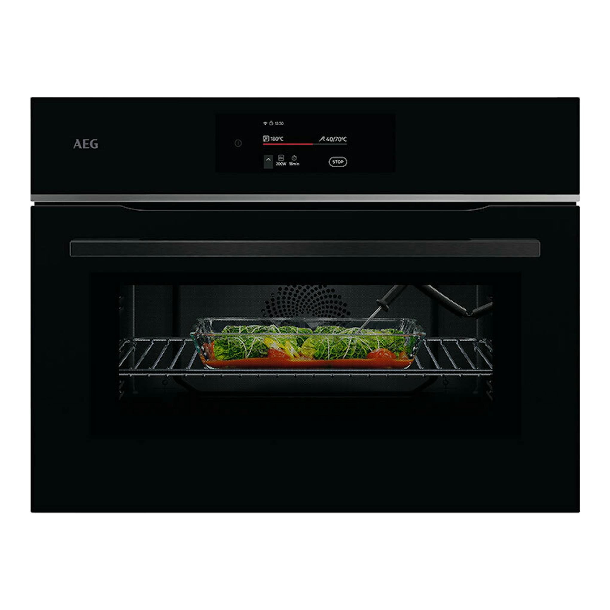 Horno AEG TK8NK721B de cristal negro, vista frontal, con bandeja y verduras en el interior.
