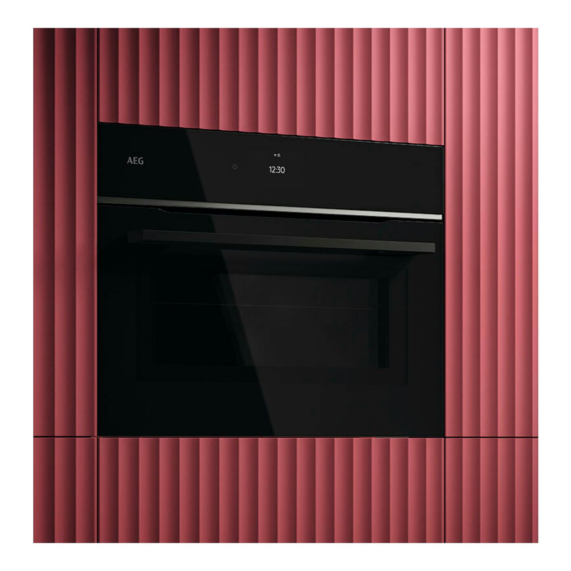 AEG TK8NK721B, horno empotrado de cristal negro, vista frontal, integrado en mueble rosa acanalado.