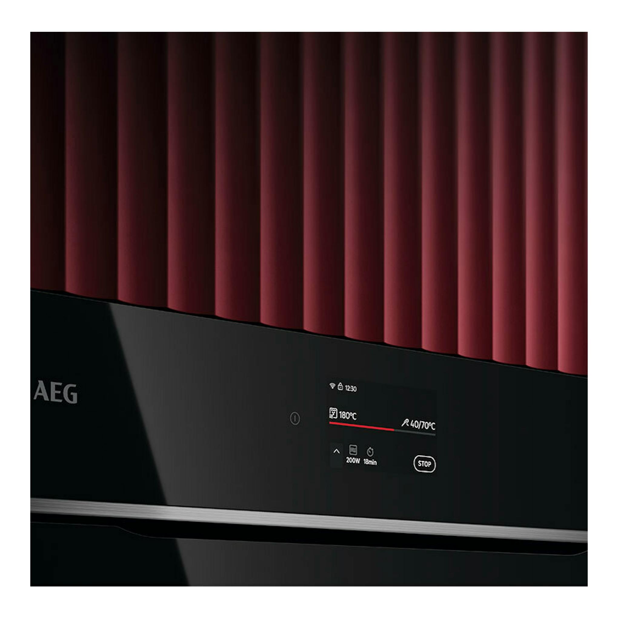 Horno AEG TK8NK721B de cristal negro, vista frontal parcial con panel táctil iluminado.