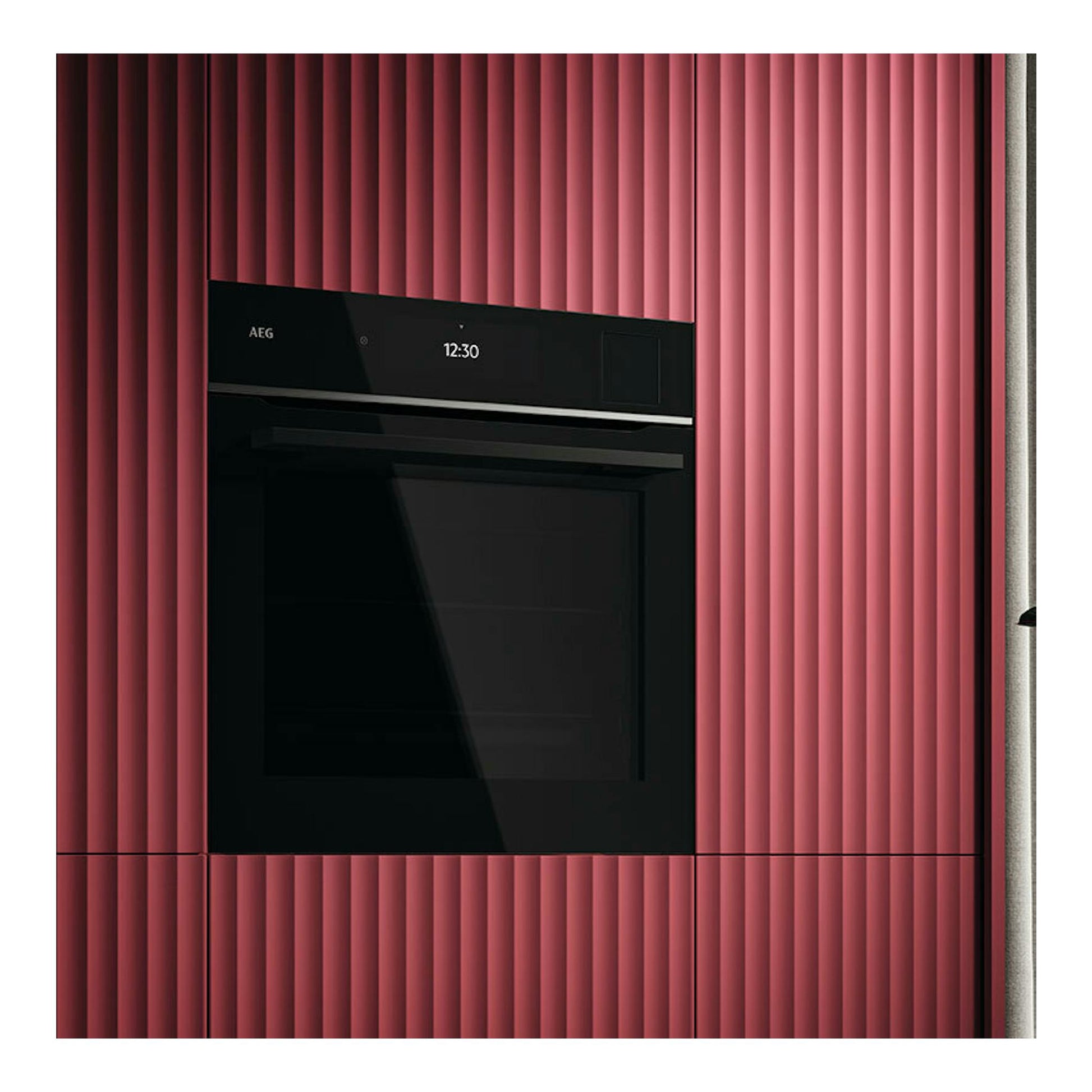 AEG TP9SB831AB, horno empotrado de cristal negro, vista frontal, con display 12:30, en mueble rosa.