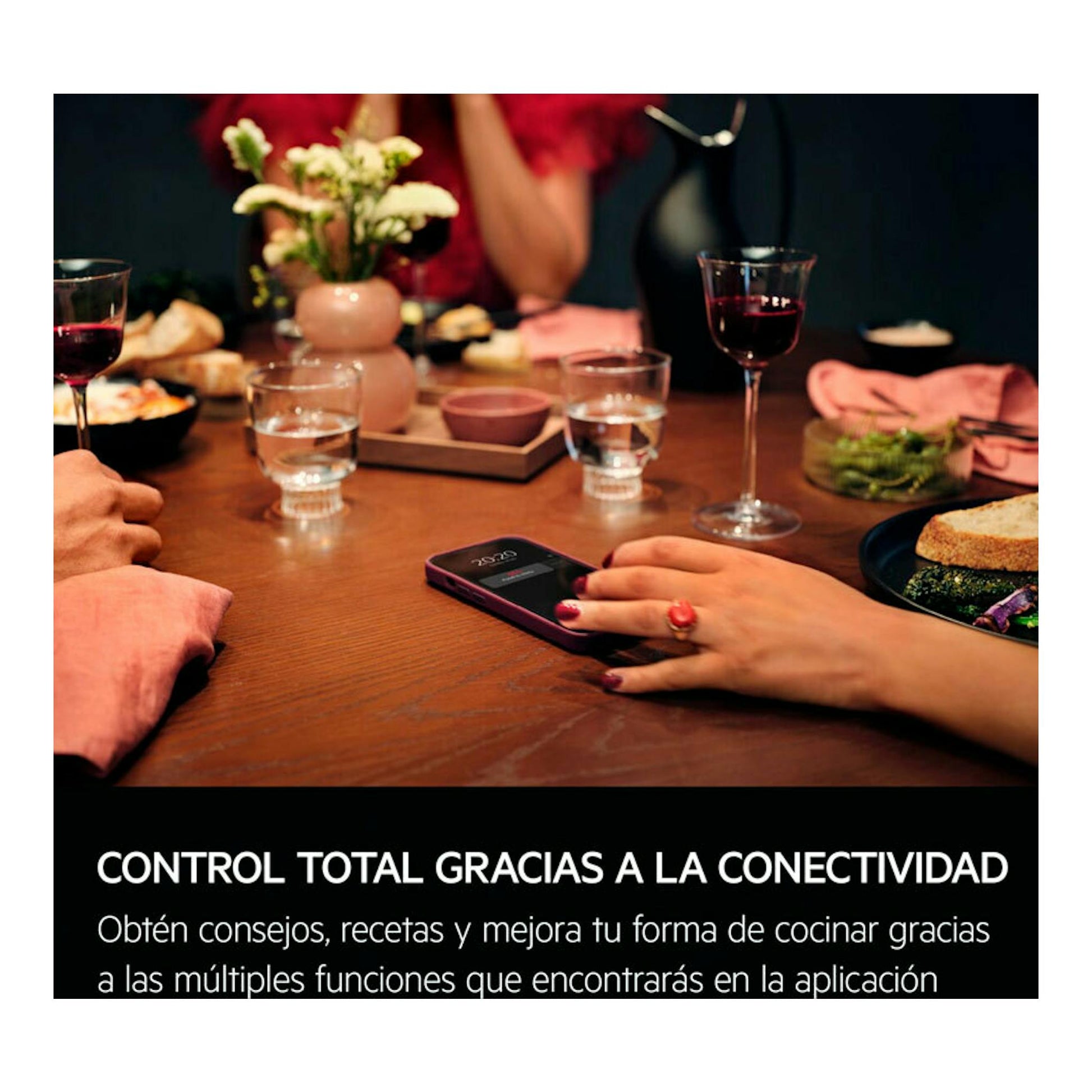 AEG TP9SB831AB: mesa con comida y copas, móvil en primer plano y texto sobre conectividad del horno.