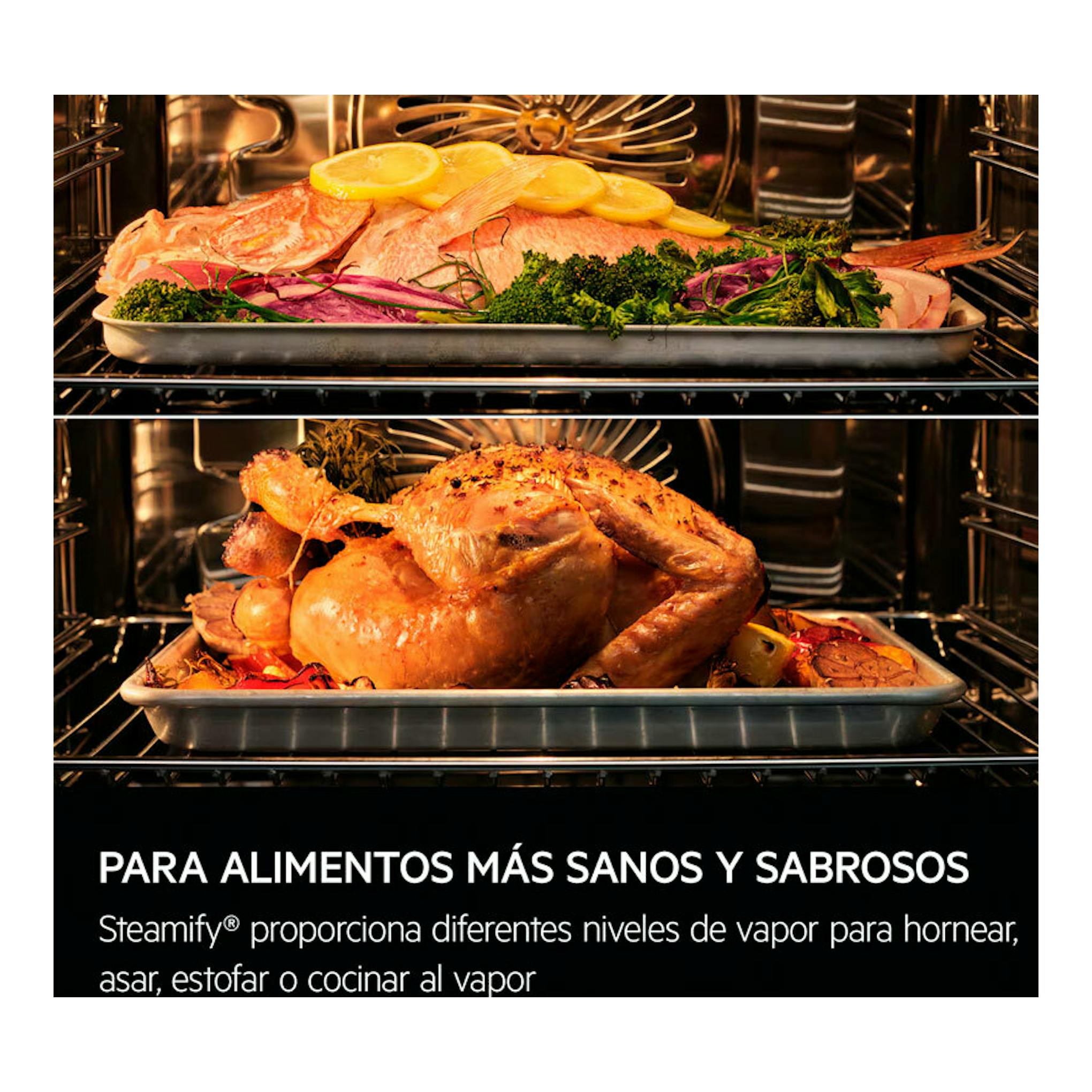 AEG TP9SK821B, interior de horno negro con dos bandejas: verduras y un pollo asado; texto sobre cocción al vapor.