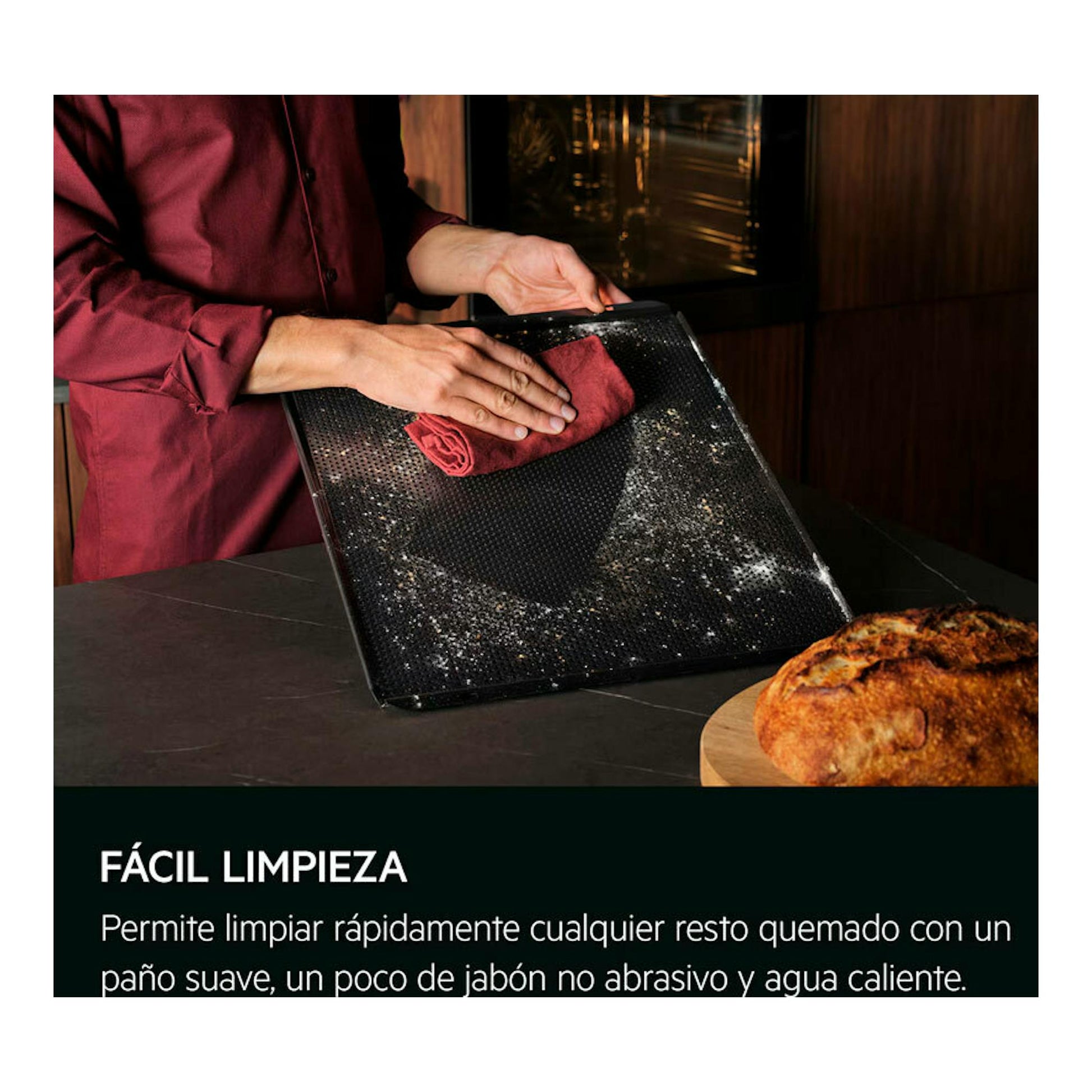Horno AEG TP9SK821B de cristal negro, con una mano limpiando un panel negro con un paño rojo.