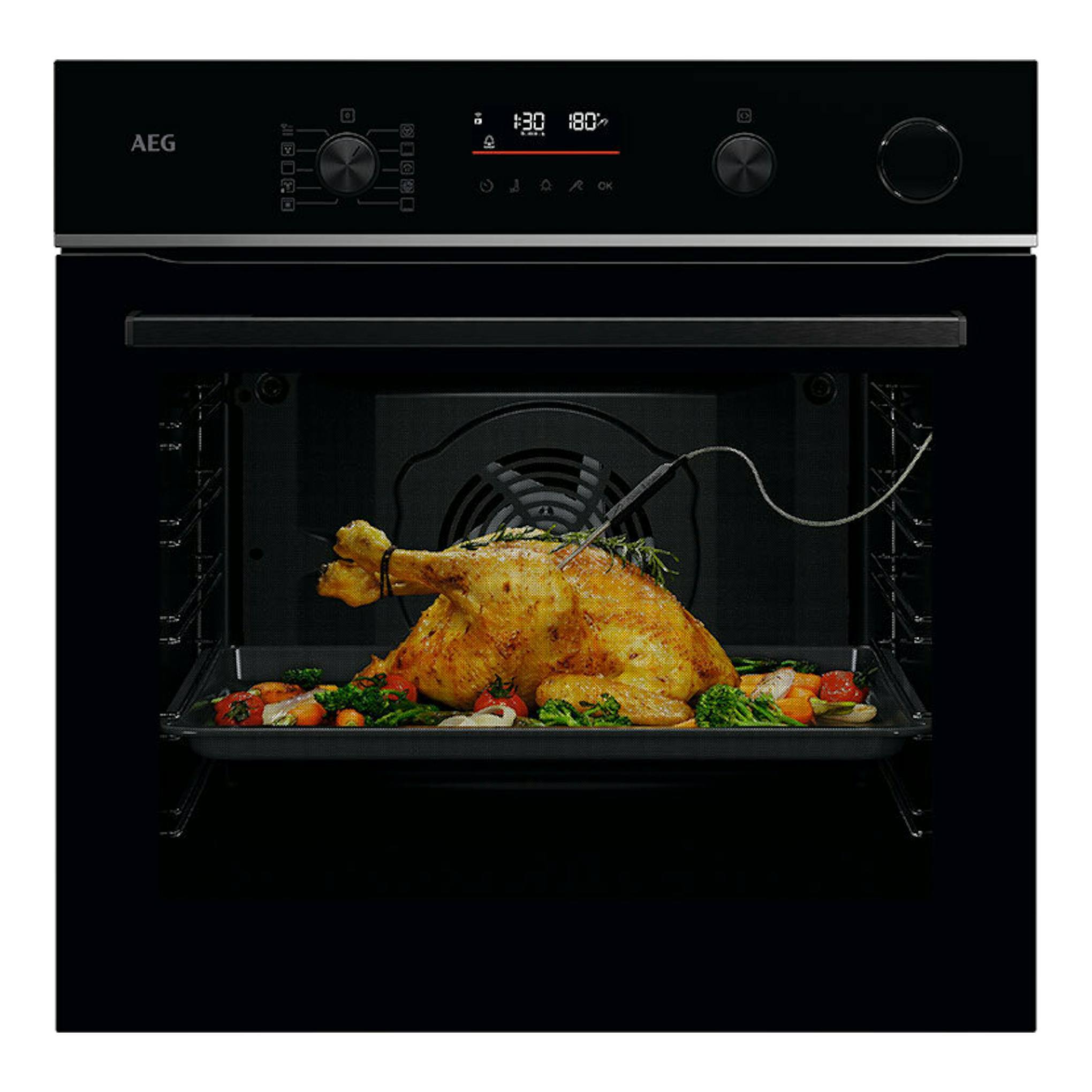 Horno AEG TR6PB531SB de cristal negro, vista frontal, puerta abierta con pollo asado y panel digital.