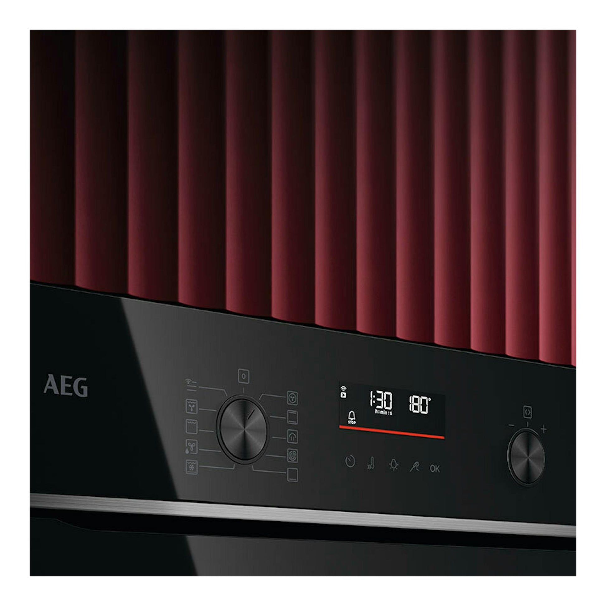 Horno AEG TR6PB531SB de cristal negro, vista frontal parcial del panel de mandos con pantalla digital y dos selectores.