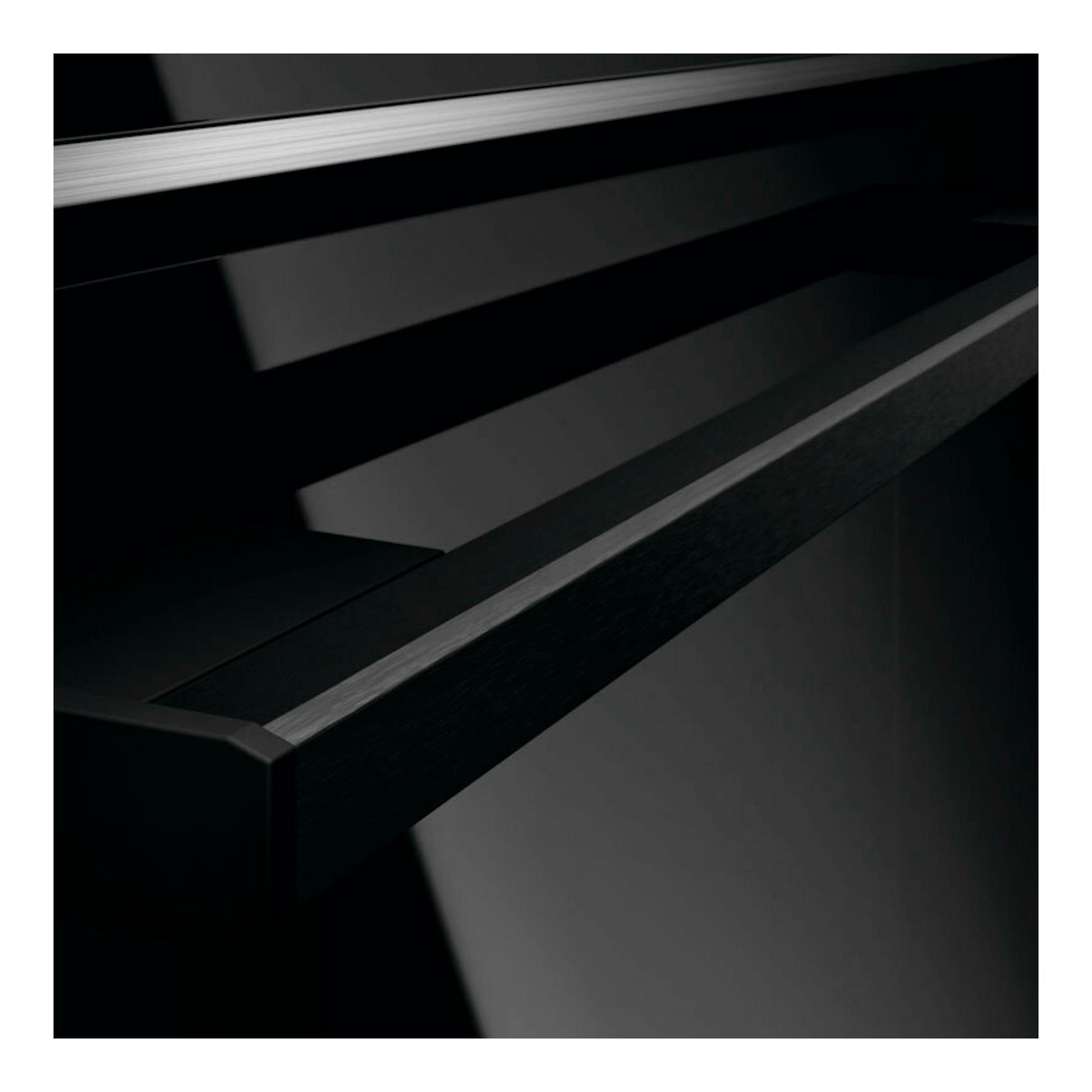 AEG TR6PB531SB, horno de cristal negro, vista en ángulo con puerta y tirador metálico oscuro.