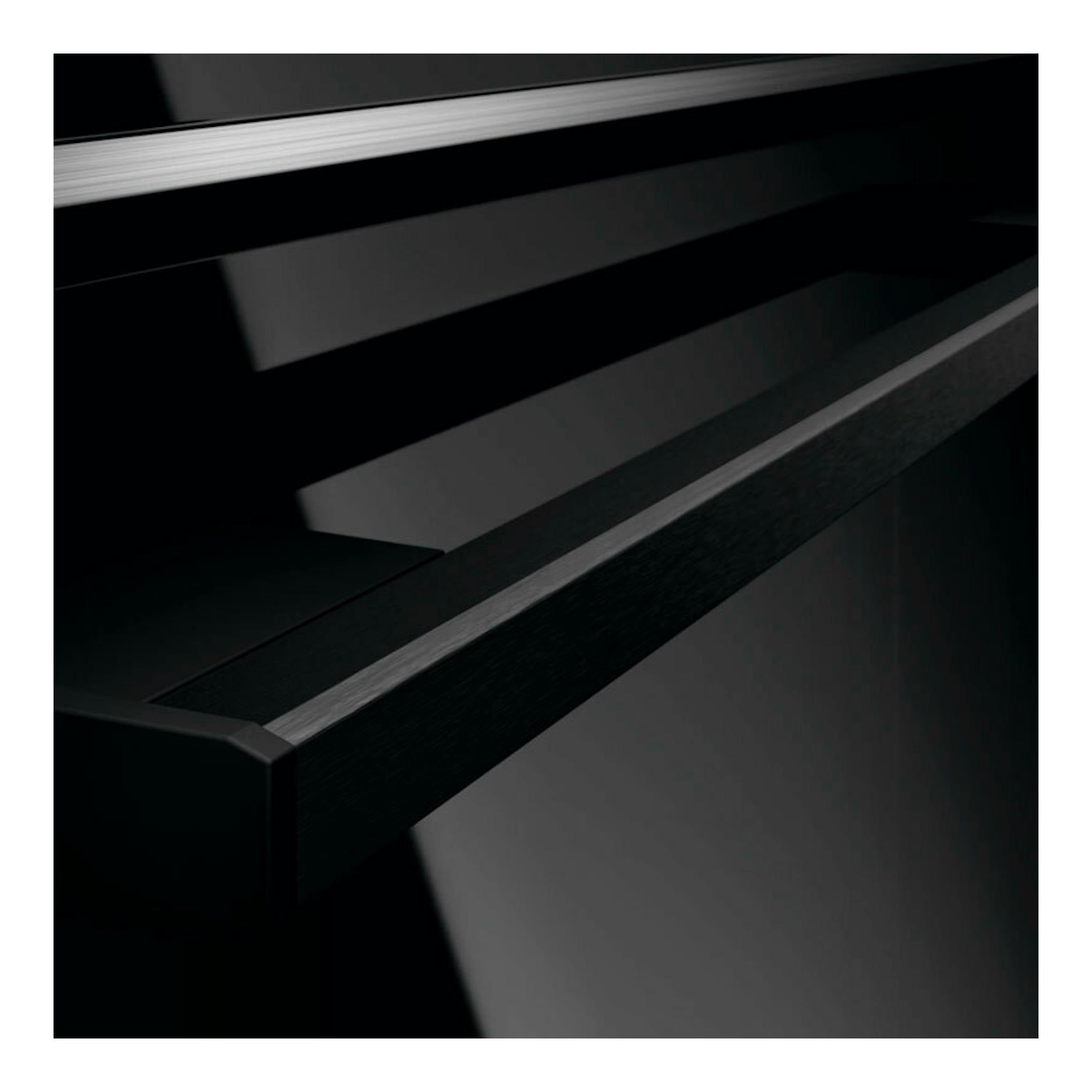 AEG TR6PB531SB, horno de cristal negro, vista en ángulo con puerta y tirador metálico oscuro.