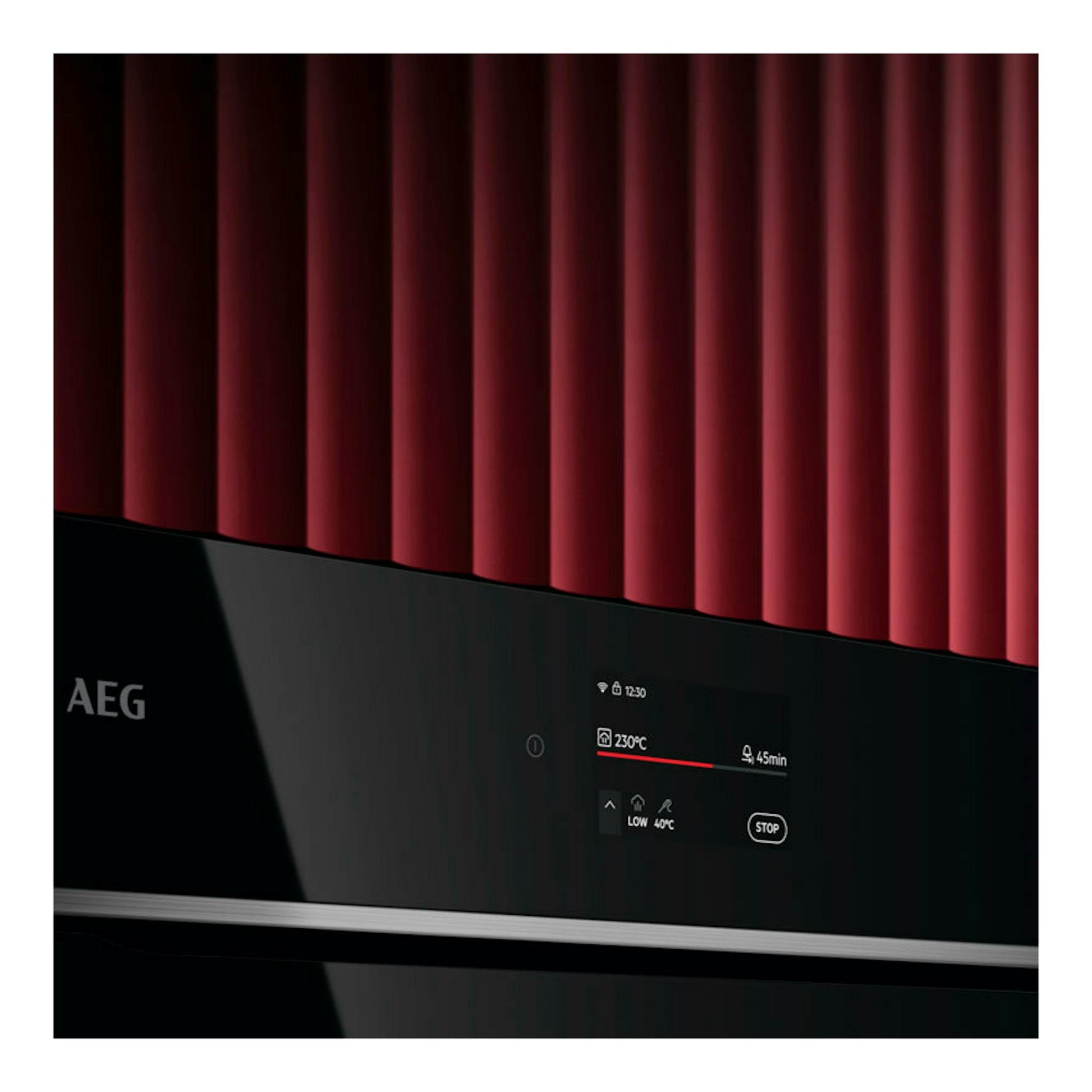 Horno AEG TR7PB73FSB de cristal negro, vista frontal parcial con panel táctil iluminado.