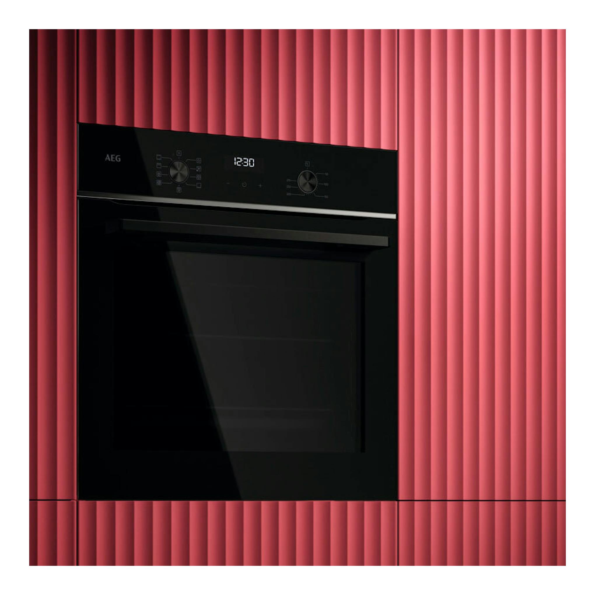 Horno empotrable AEG TU5AB21FSB negro, vista frontal, con pantalla digital y dos mandos.
