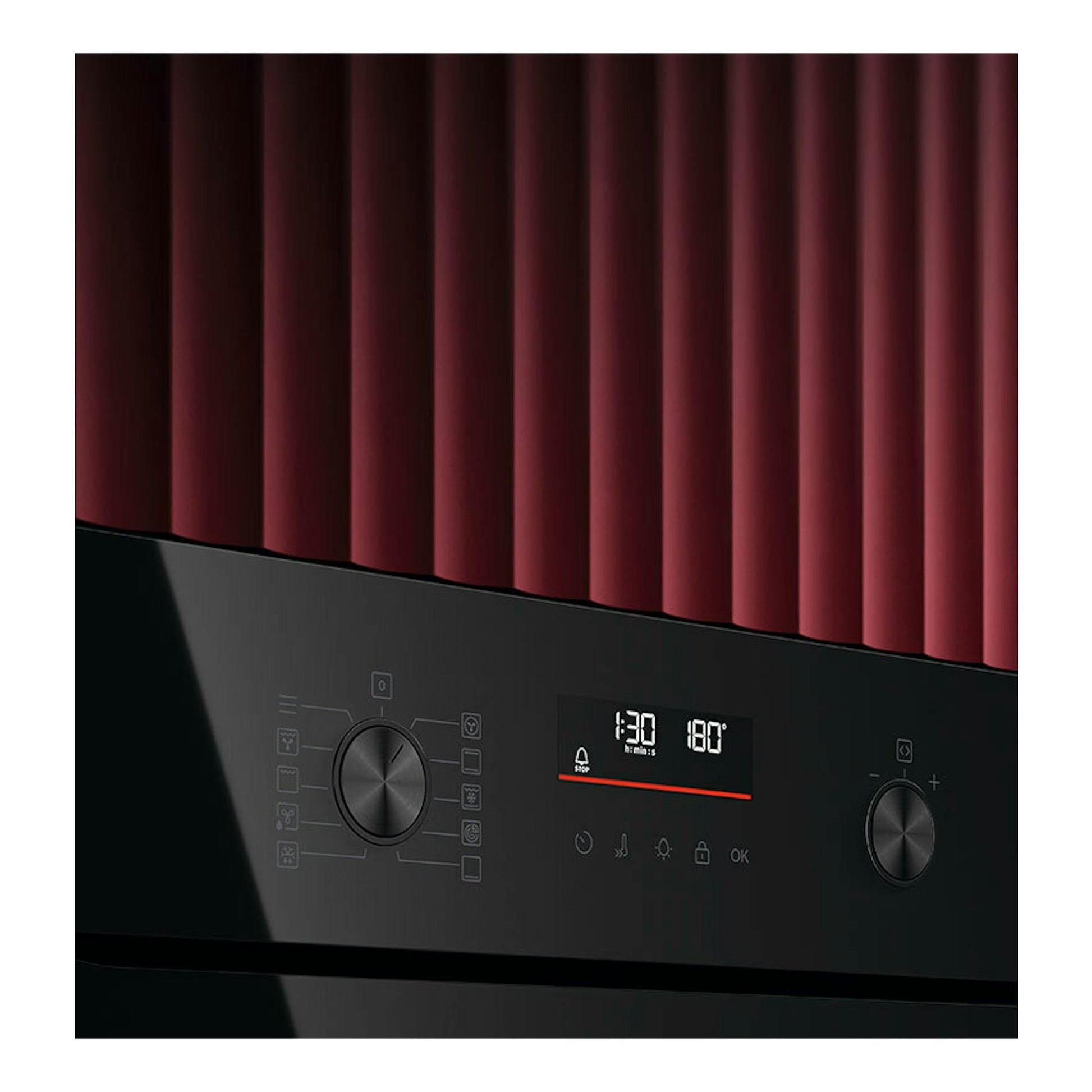 Horno AEG TU5PB41FSK negro, vista frontal inclinada, con pantalla digital y dos mandos giratorios.
