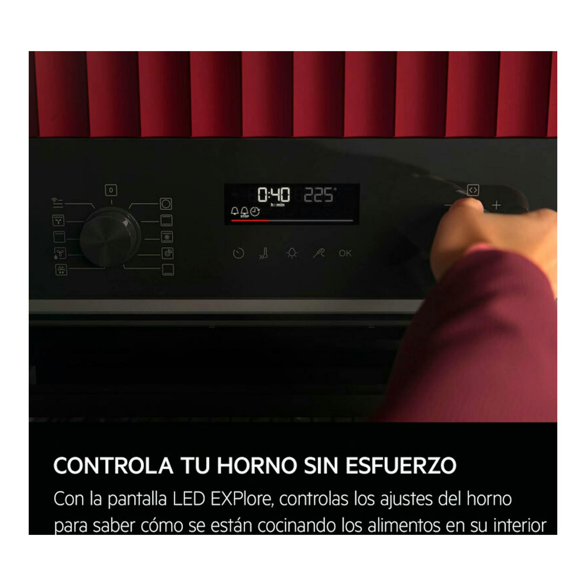 Horno AEG TU5PB41FSK negro, vista frontal del panel de control con pantalla LED y una mano ajustando un botón.