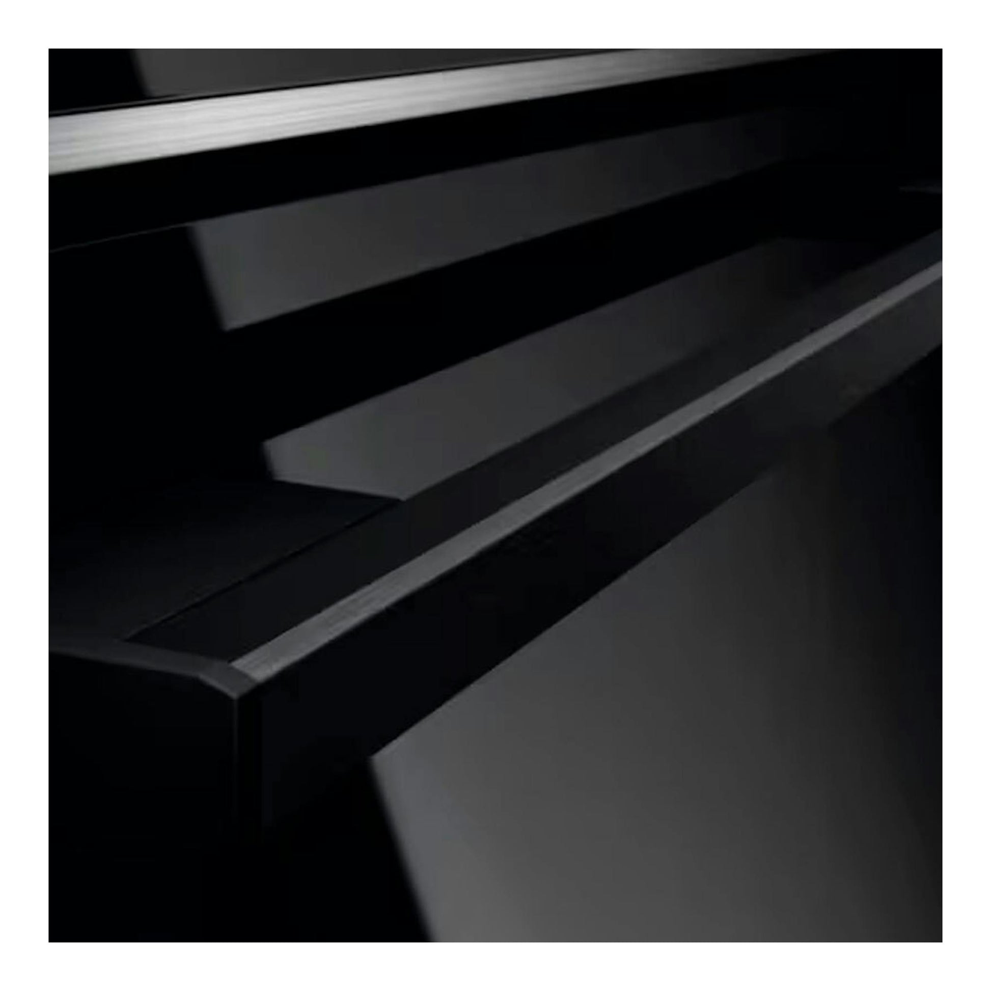 Horno AEG TU5PB41ZPB negro, primer plano en ángulo de la puerta y el tirador.