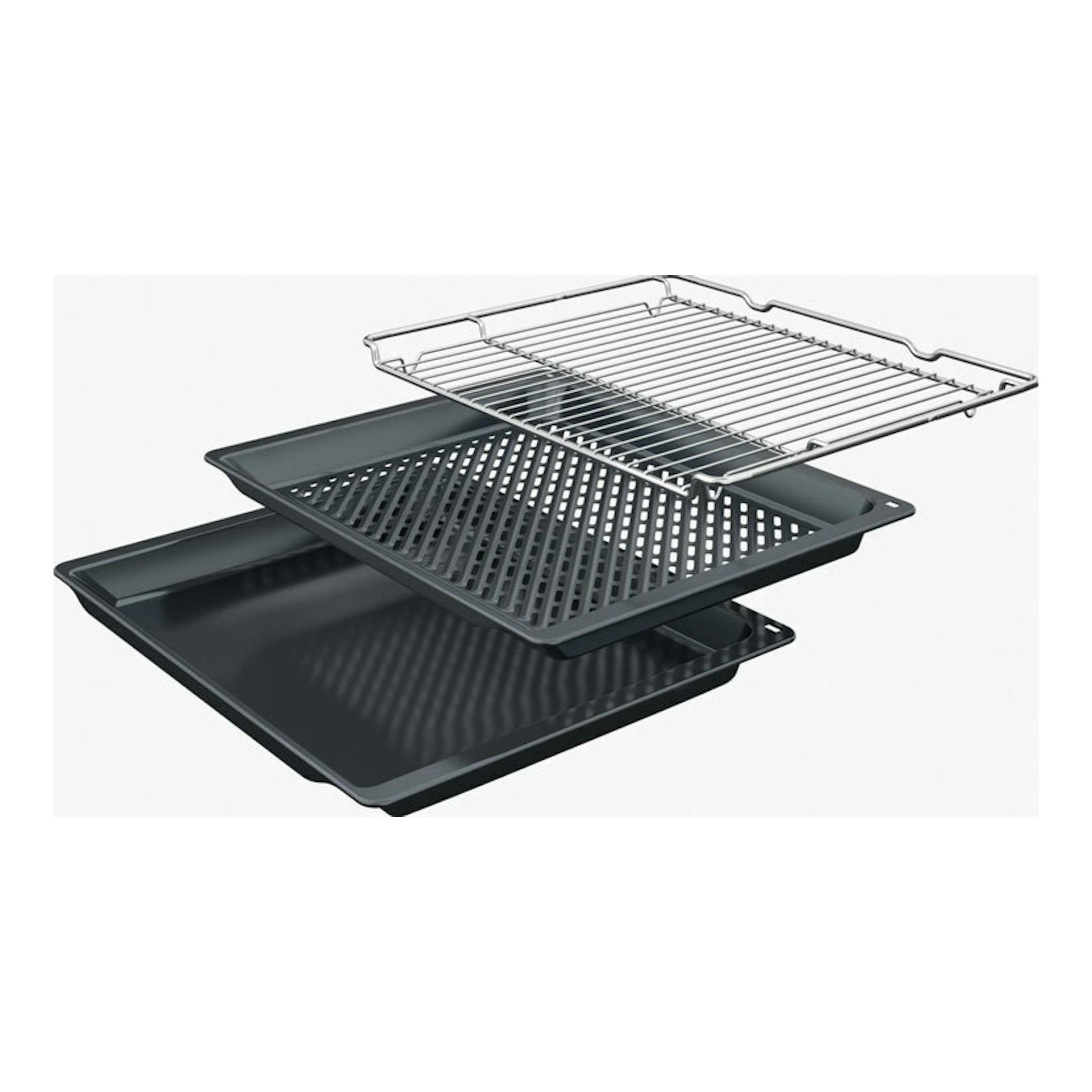Balay 3CB4821X3 Inox: tres bandejas de horno negras apiladas, con rejilla metálica encima, sobre fondo blanco.