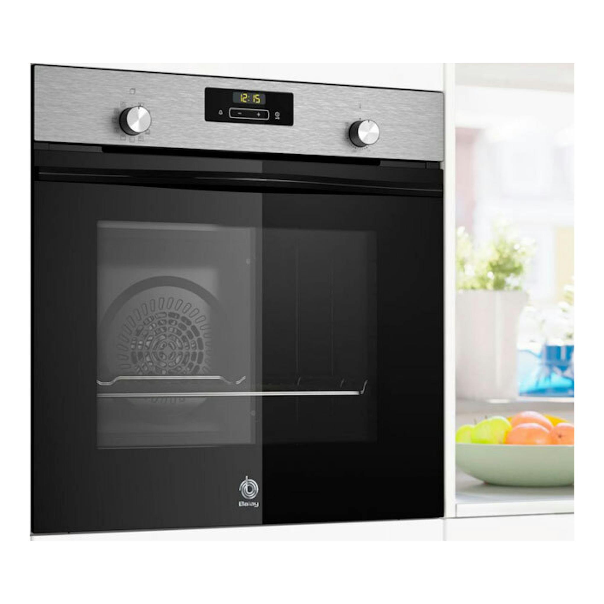 Horno Balay 3HB4151X3 inox, vista frontal empotrada, puerta negra, panel superior con dos mandos y display.
