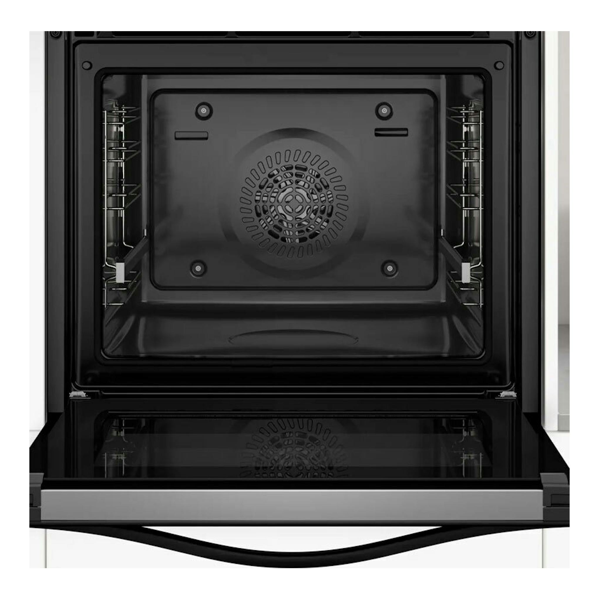 Interior de un horno Balay 3HB4841X3, vista frontal abierta, interior negro con ventilador trasero.