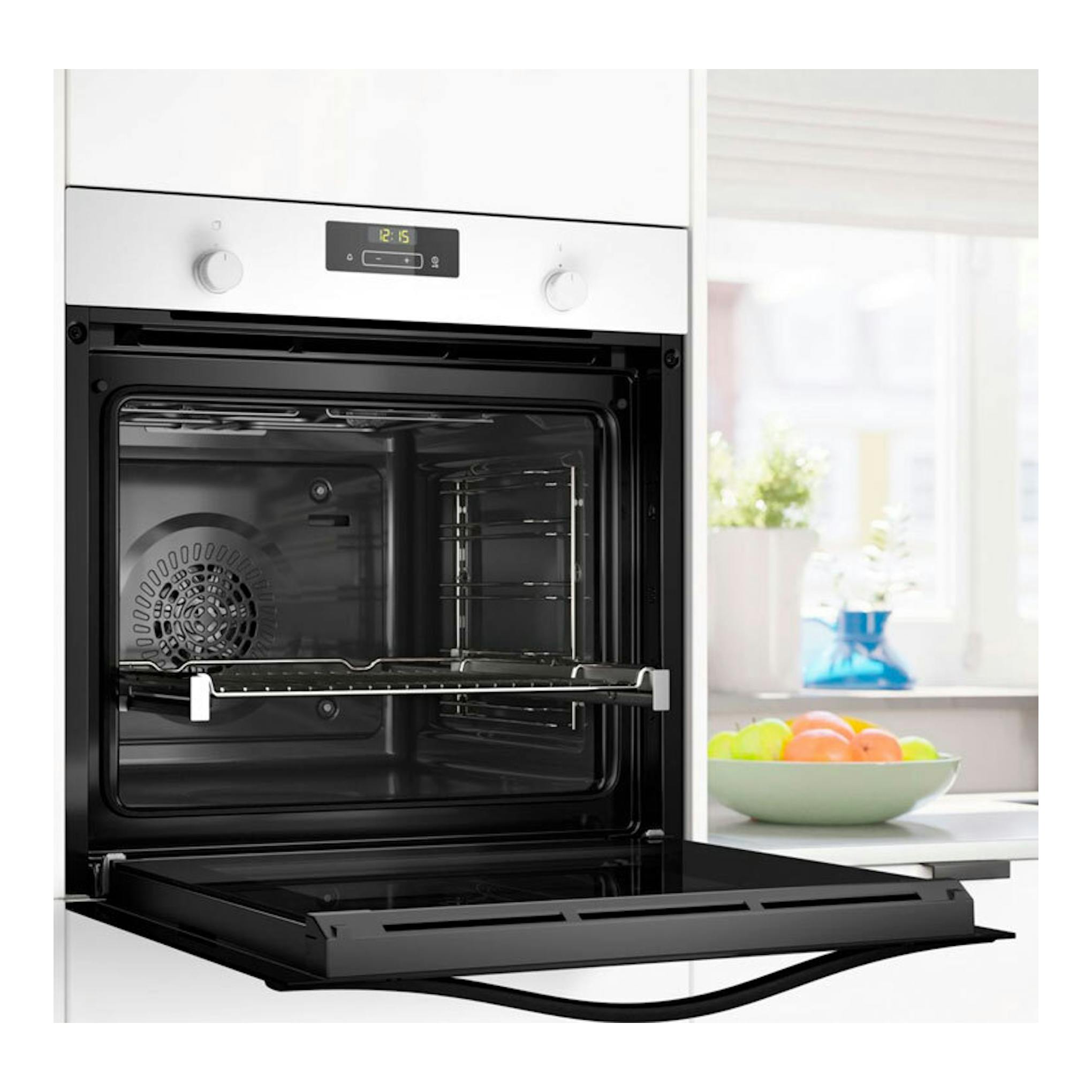 Horno Balay 3HB5159B4 blanco empotrado, con puerta abatible abierta e interior negro visible.