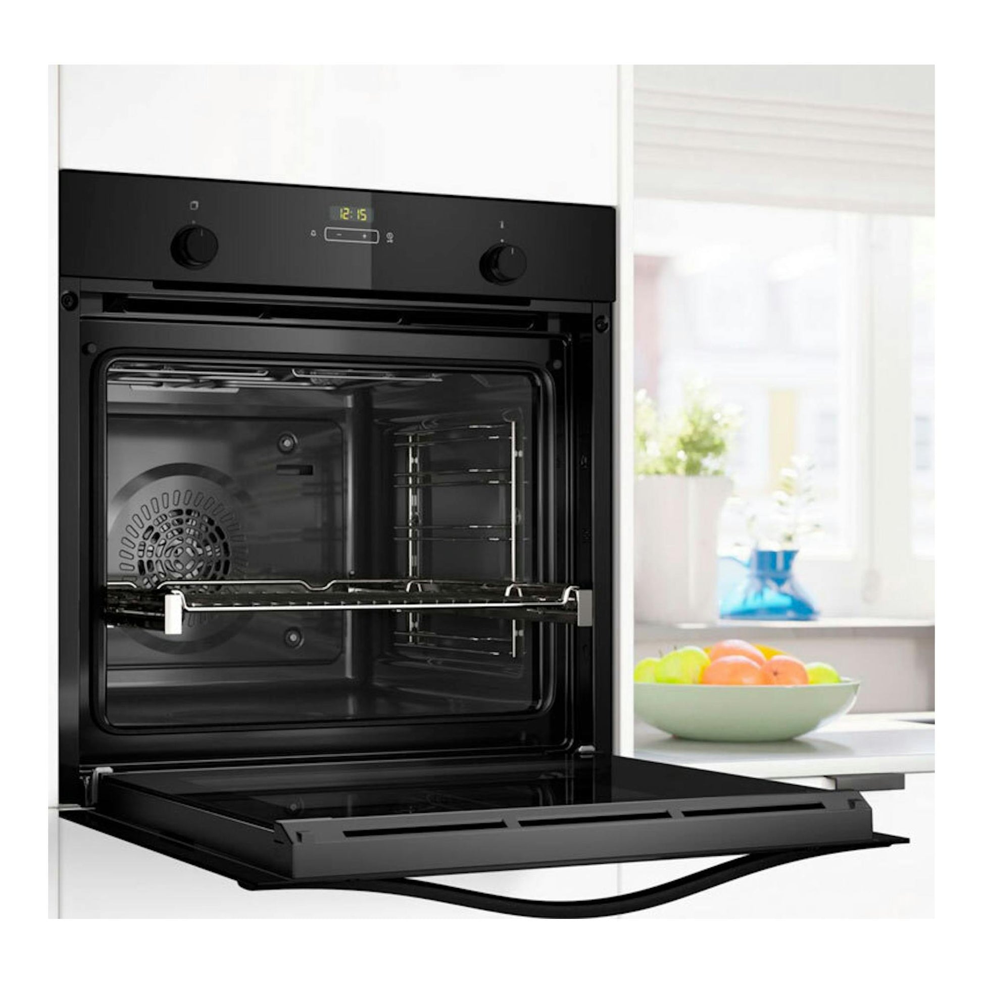 Horno Balay 3HB5159N4 de cristal negro, vista frontal con la puerta abatida y el interior visible.