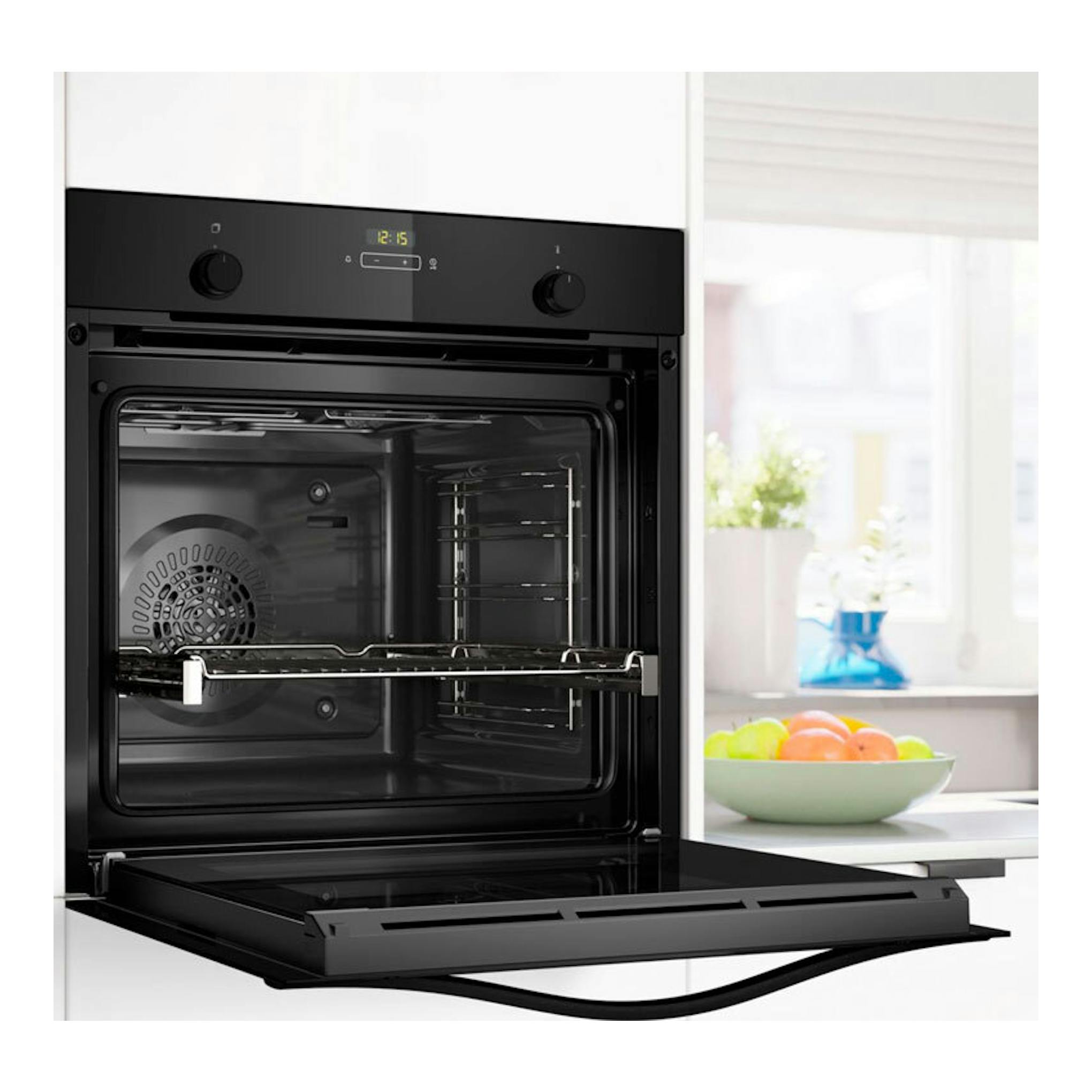 Horno Balay 3HB5159N4 de cristal negro, vista frontal con la puerta abatida y el interior visible.