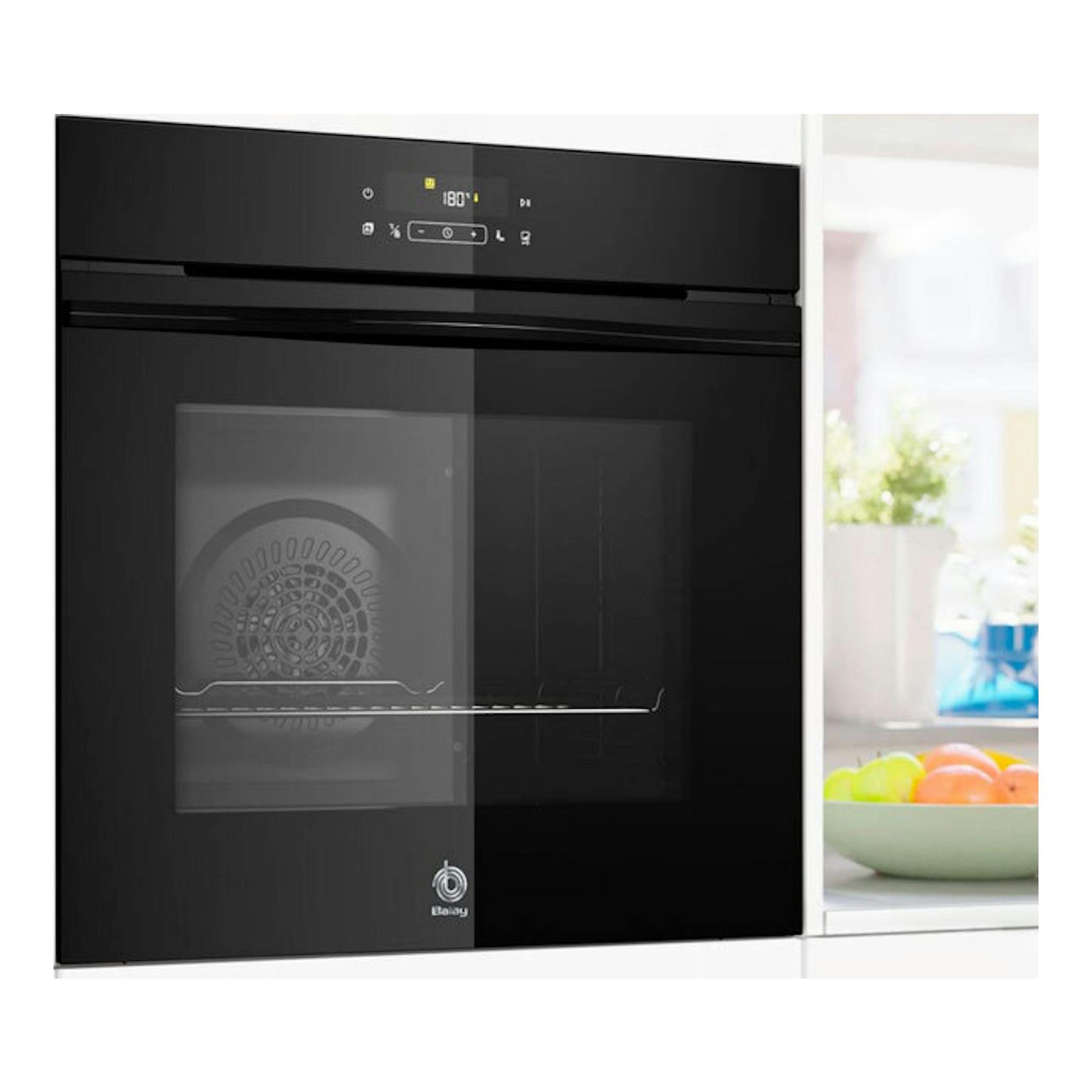 Horno Balay 3HD5829N3 de cristal negro, empotrado, vista frontal, con panel digital superior.