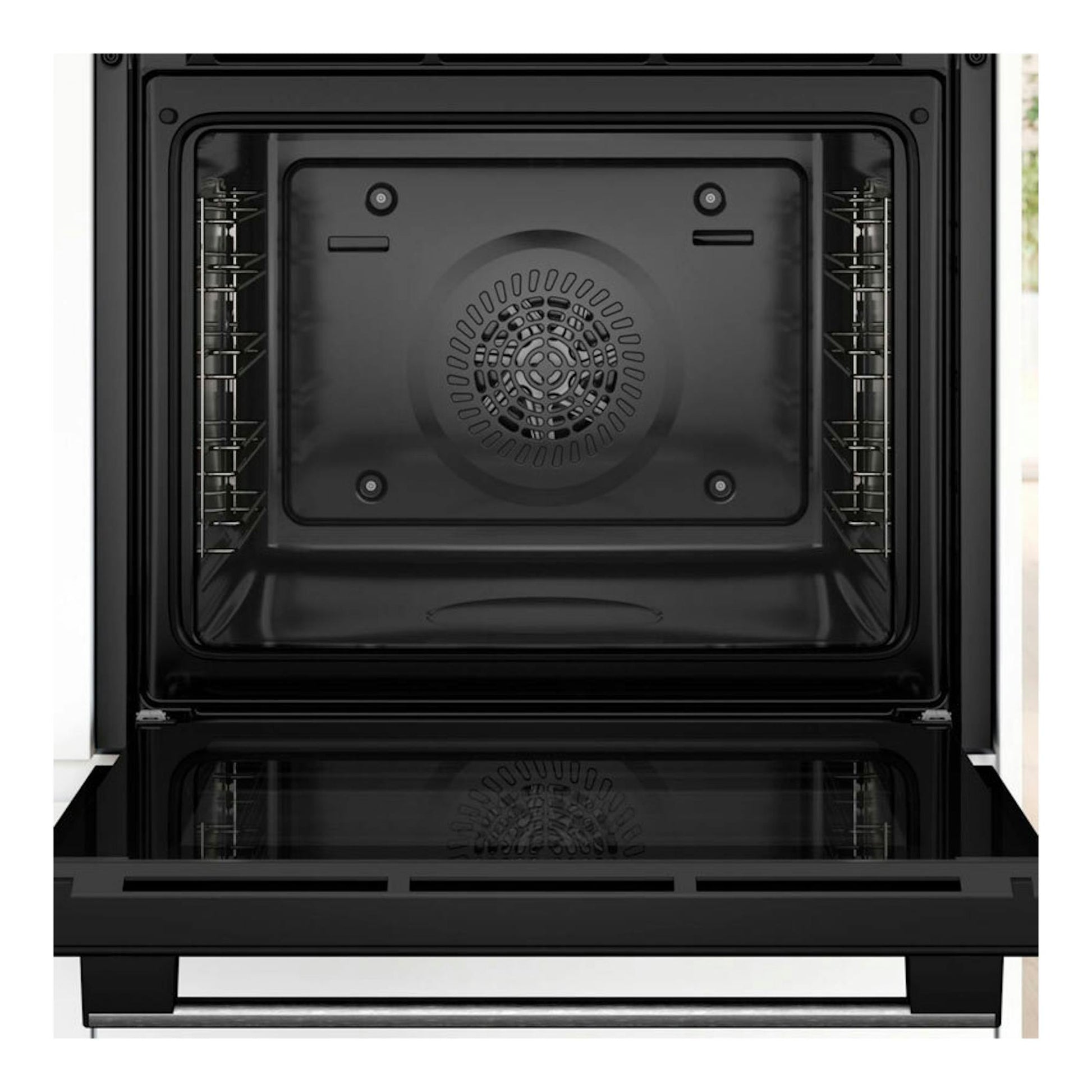 Horno Bosch HBA510BR4 Inox abierto, vista frontal del interior negro con ventilador central.