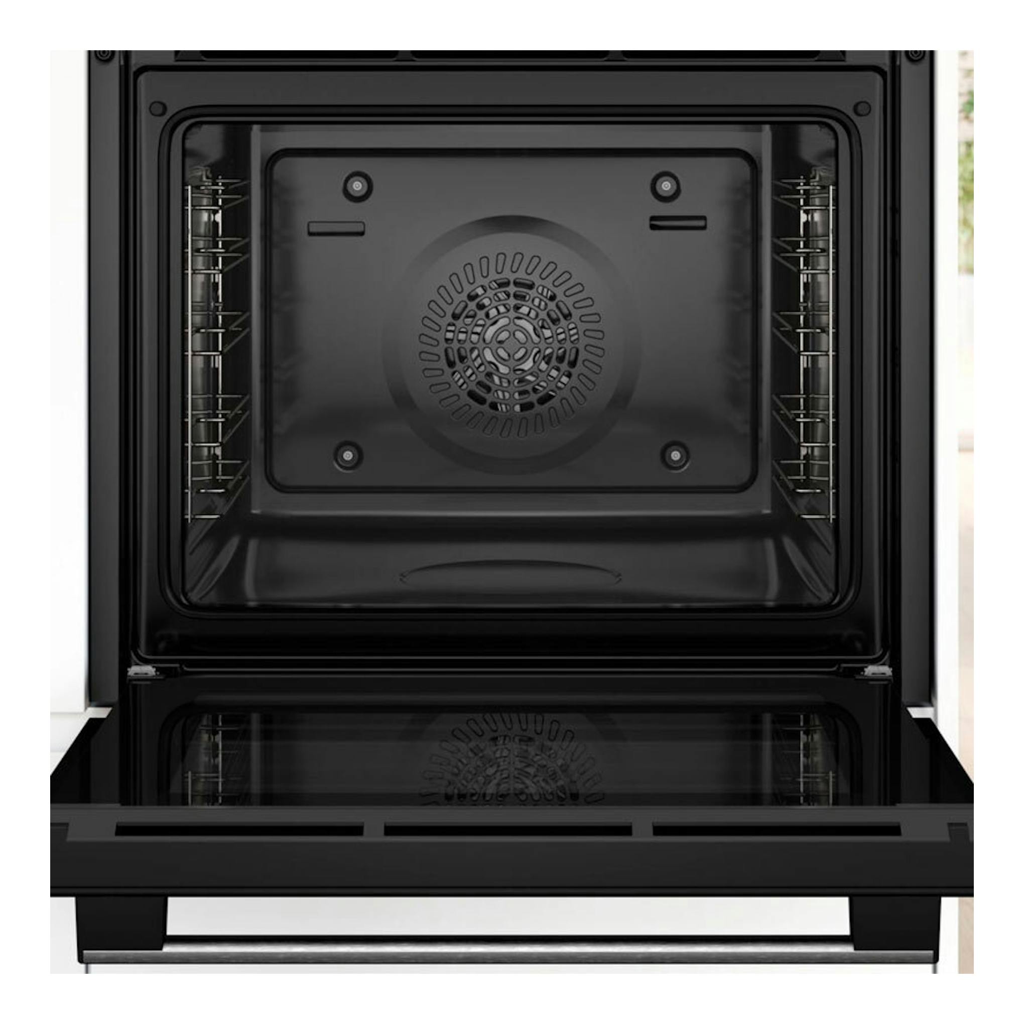 Horno Bosch HBA510BR4 Inox abierto, vista frontal del interior negro con ventilador central.