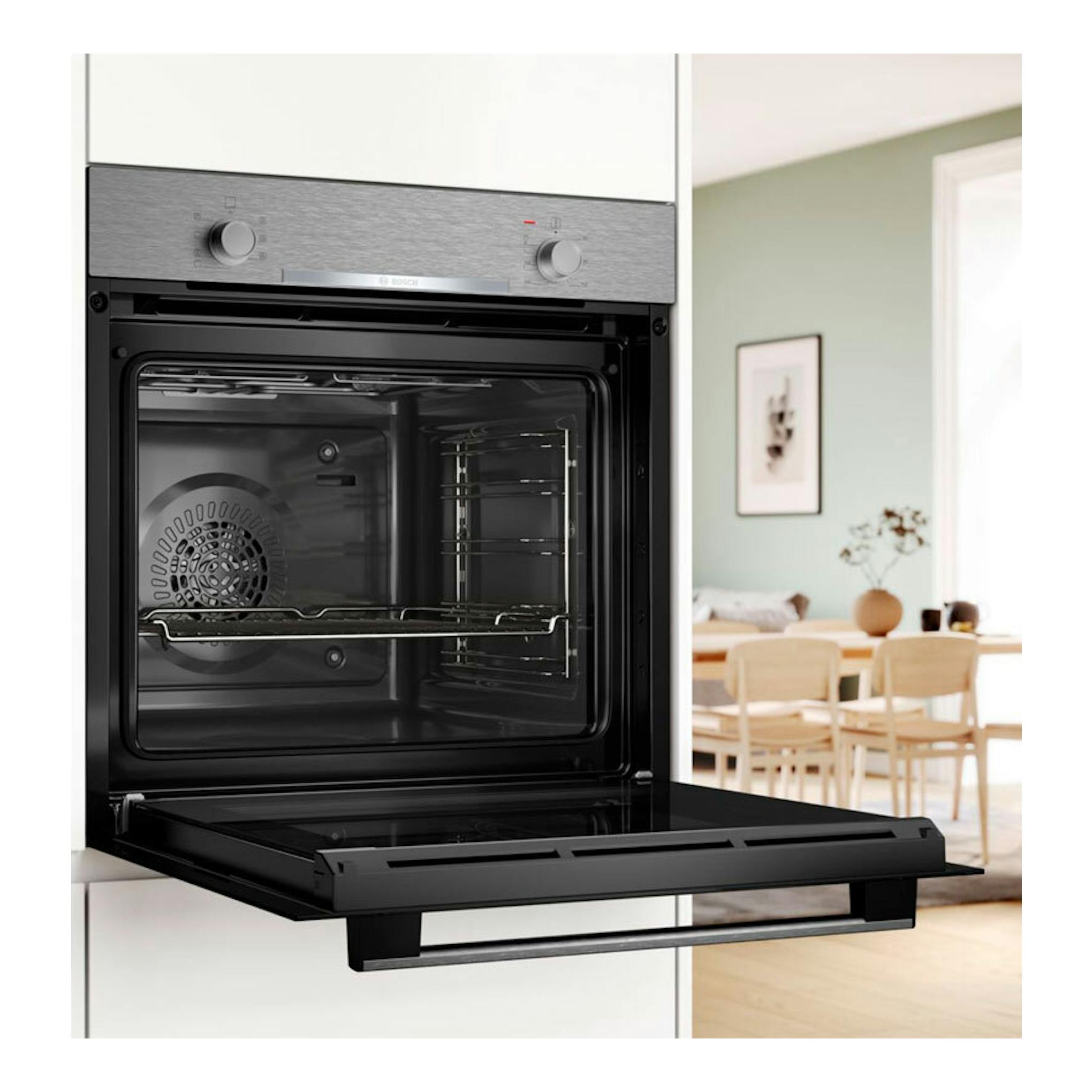 Horno Bosch HBA510BR4 inox empotrado, vista frontal con puerta abatible abierta e interior negro.