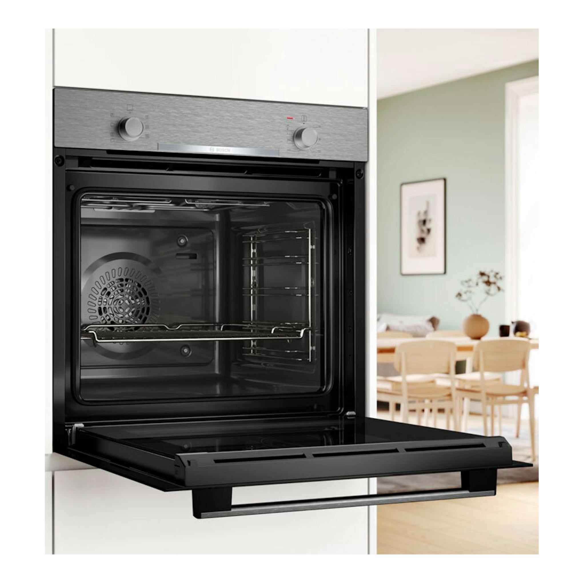Horno empotrado Bosch HBA510BR4 inox, vista frontal con la puerta abierta.