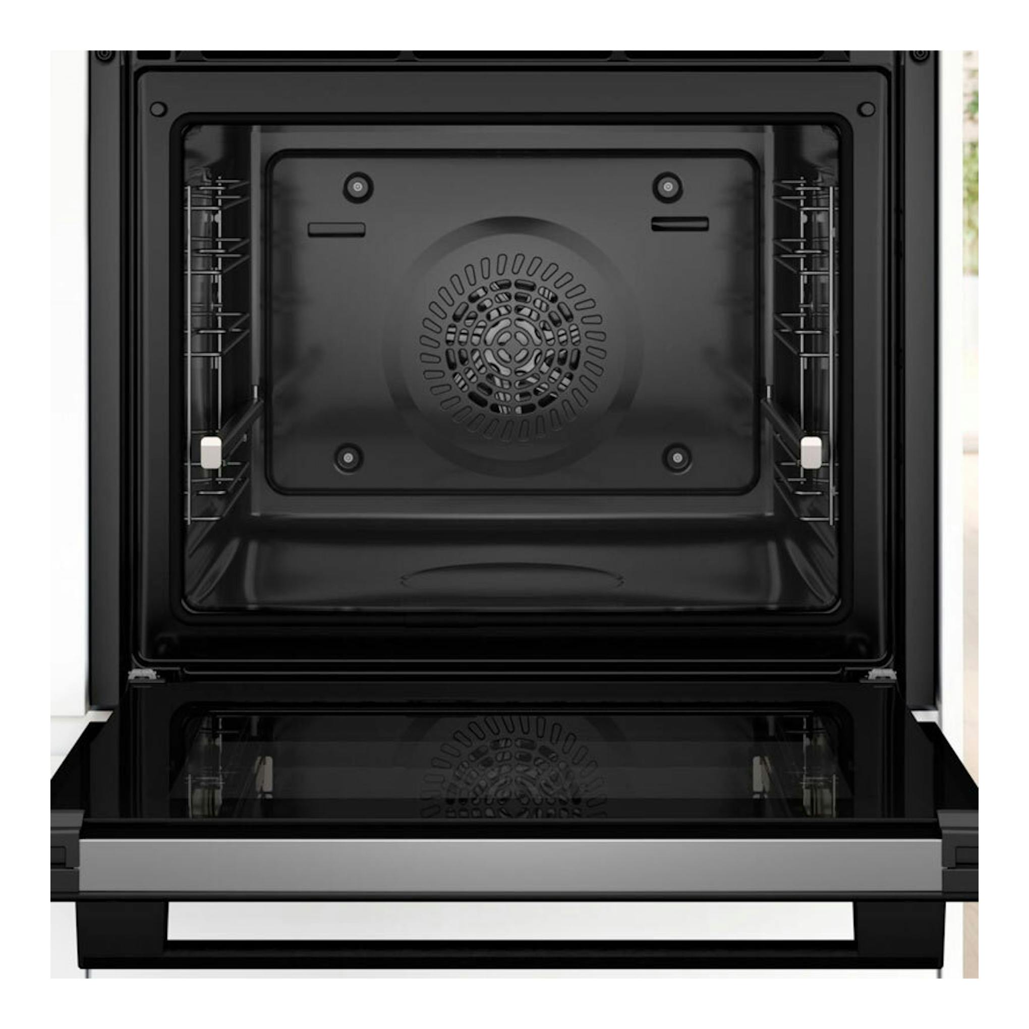 Horno Bosch HBA572EB3 negro, vista frontal del interior con ventilador y guías laterales.