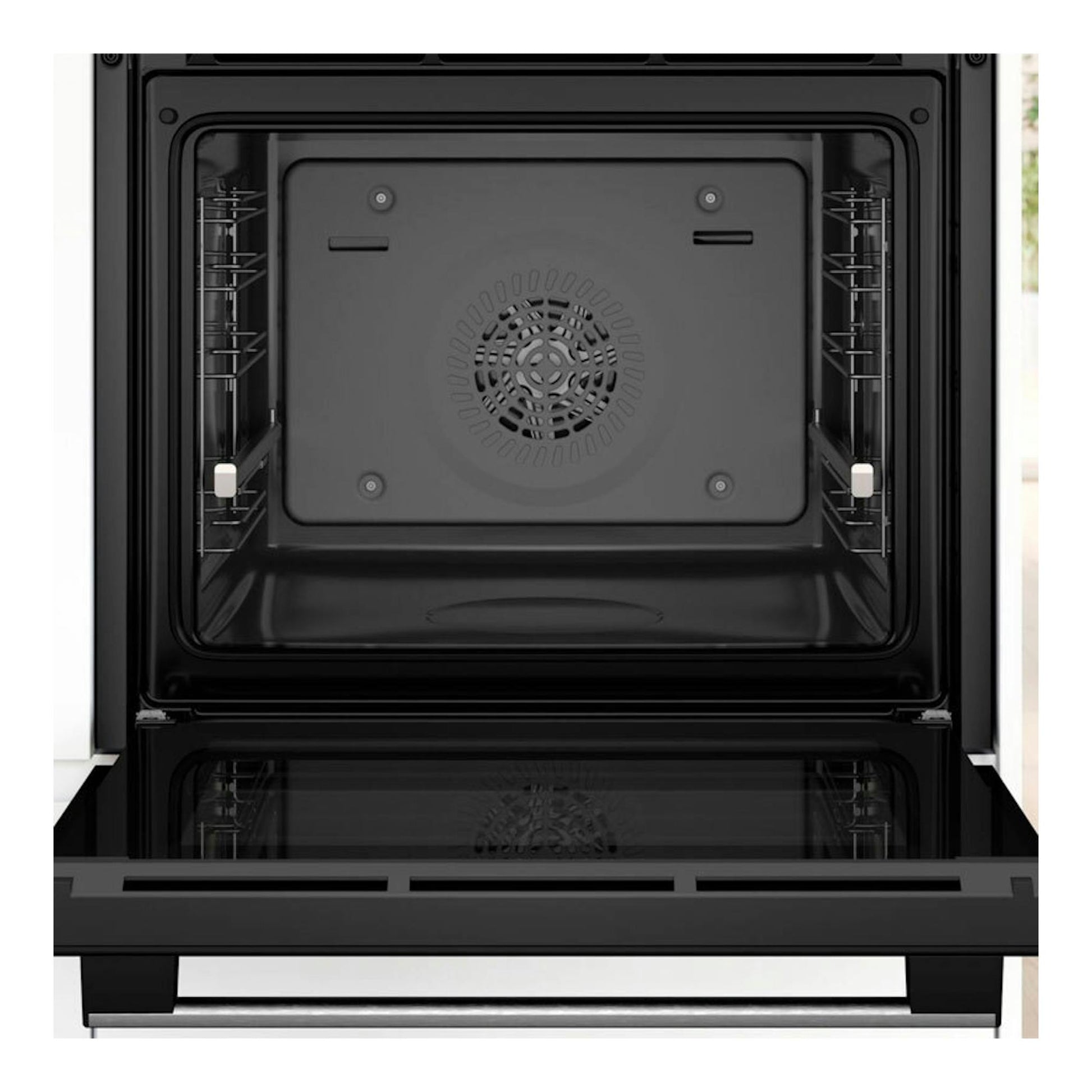 Interior de horno Bosch HBG536ES4 inox, vista frontal abierta, cavidad negra con ventilador trasero.