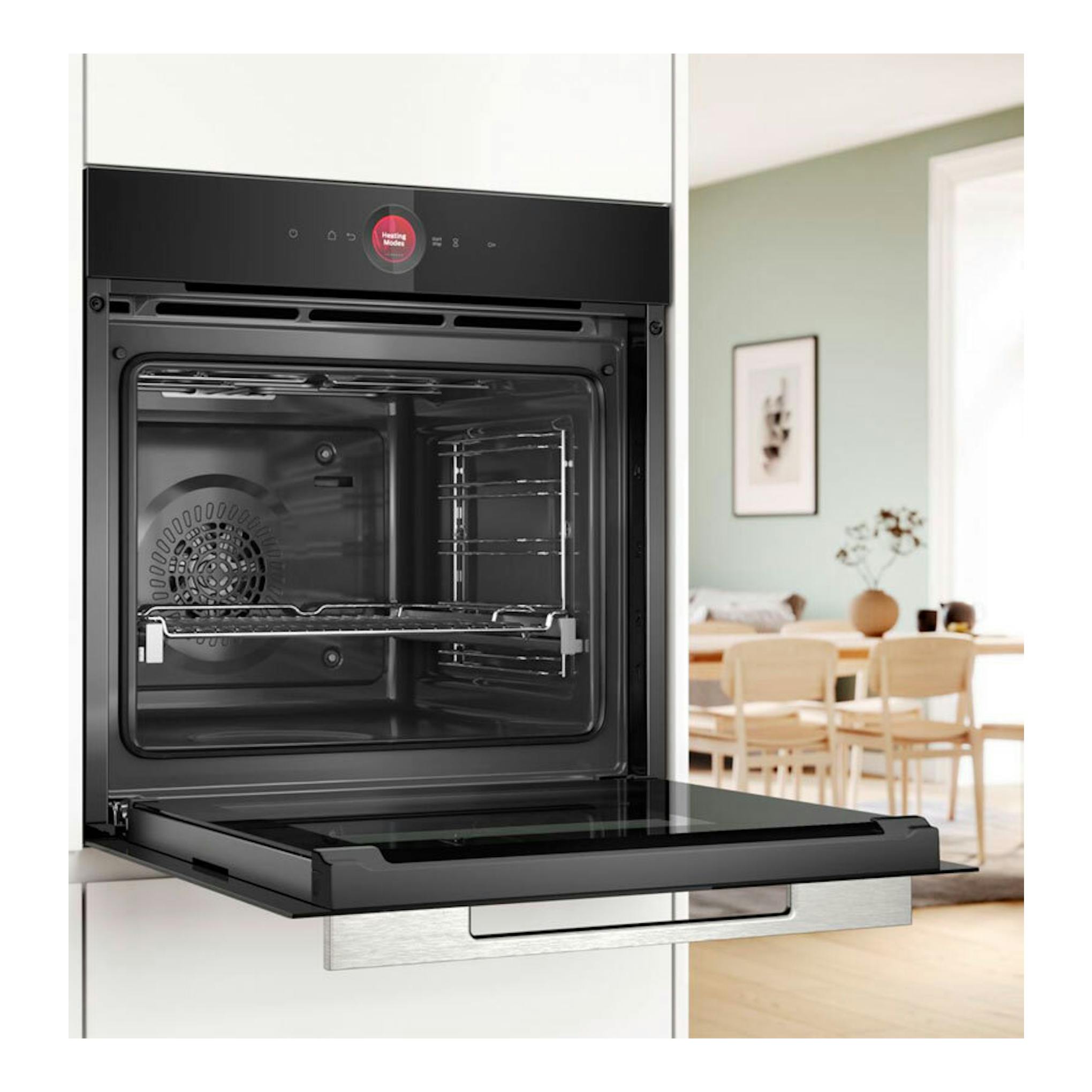 Horno Bosch HBG724AB1 negro empotrado, con la puerta abatible abierta y vista frontal del interior.
