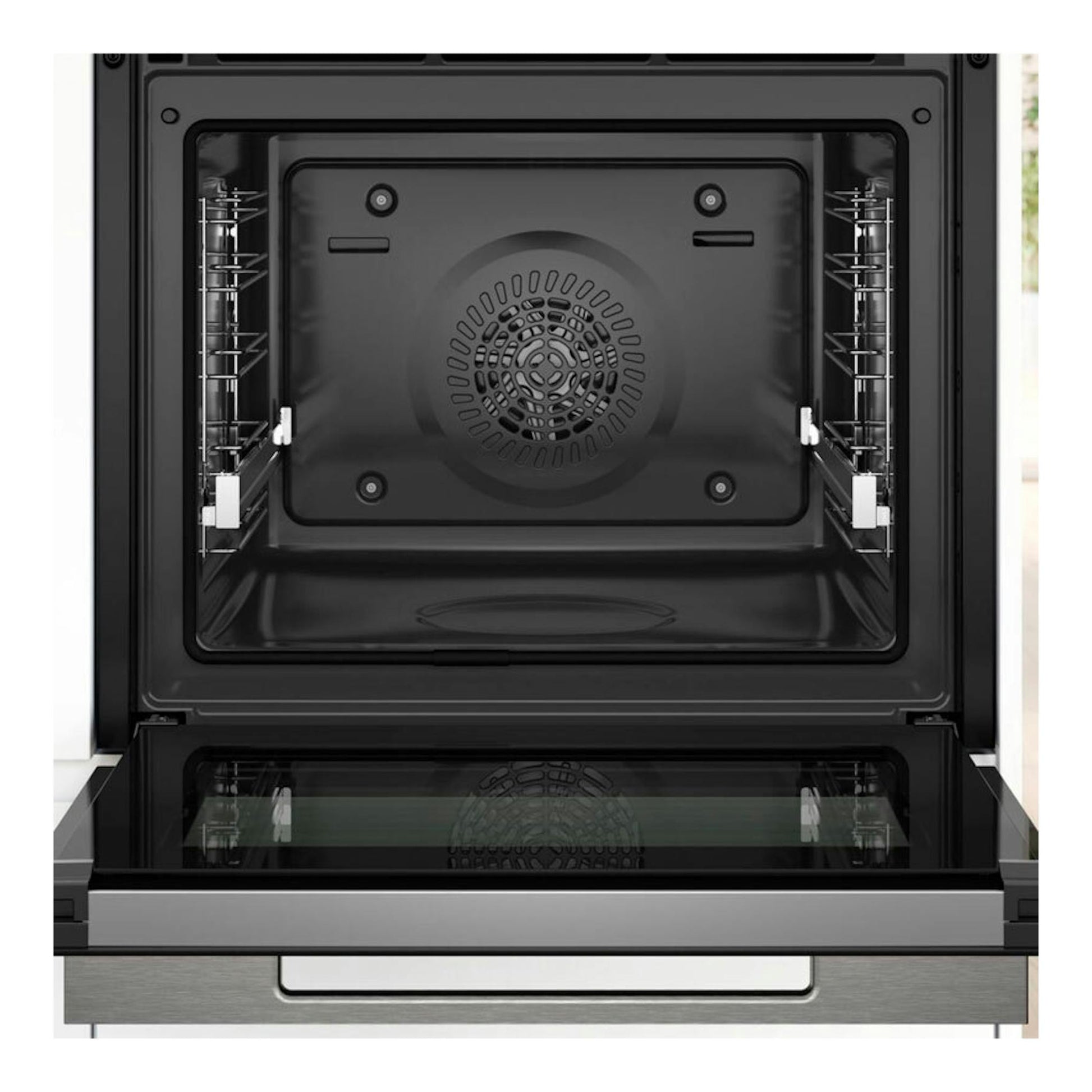 Horno Bosch HBG774KB1 negro, vista frontal interior con puerta abatida y ventilador central.