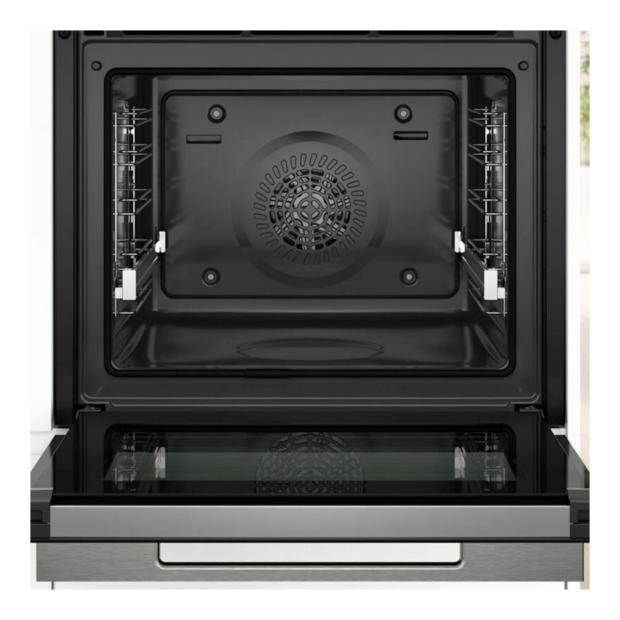 Horno Bosch HBG774KB1 negro, vista frontal interior con puerta abatida y ventilador central.