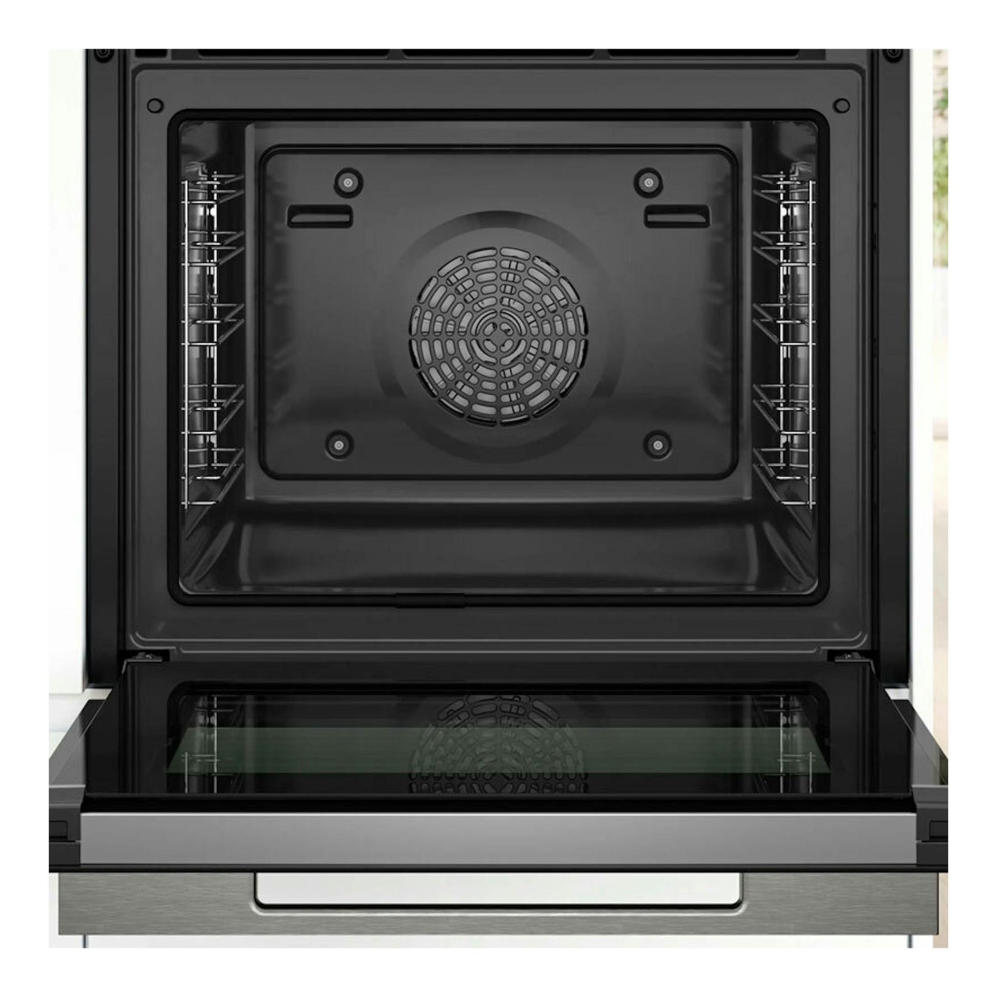 Interior de horno Bosch HBG7764B1 negro, vista frontal abierta, con ventilador y bandejas laterales.
