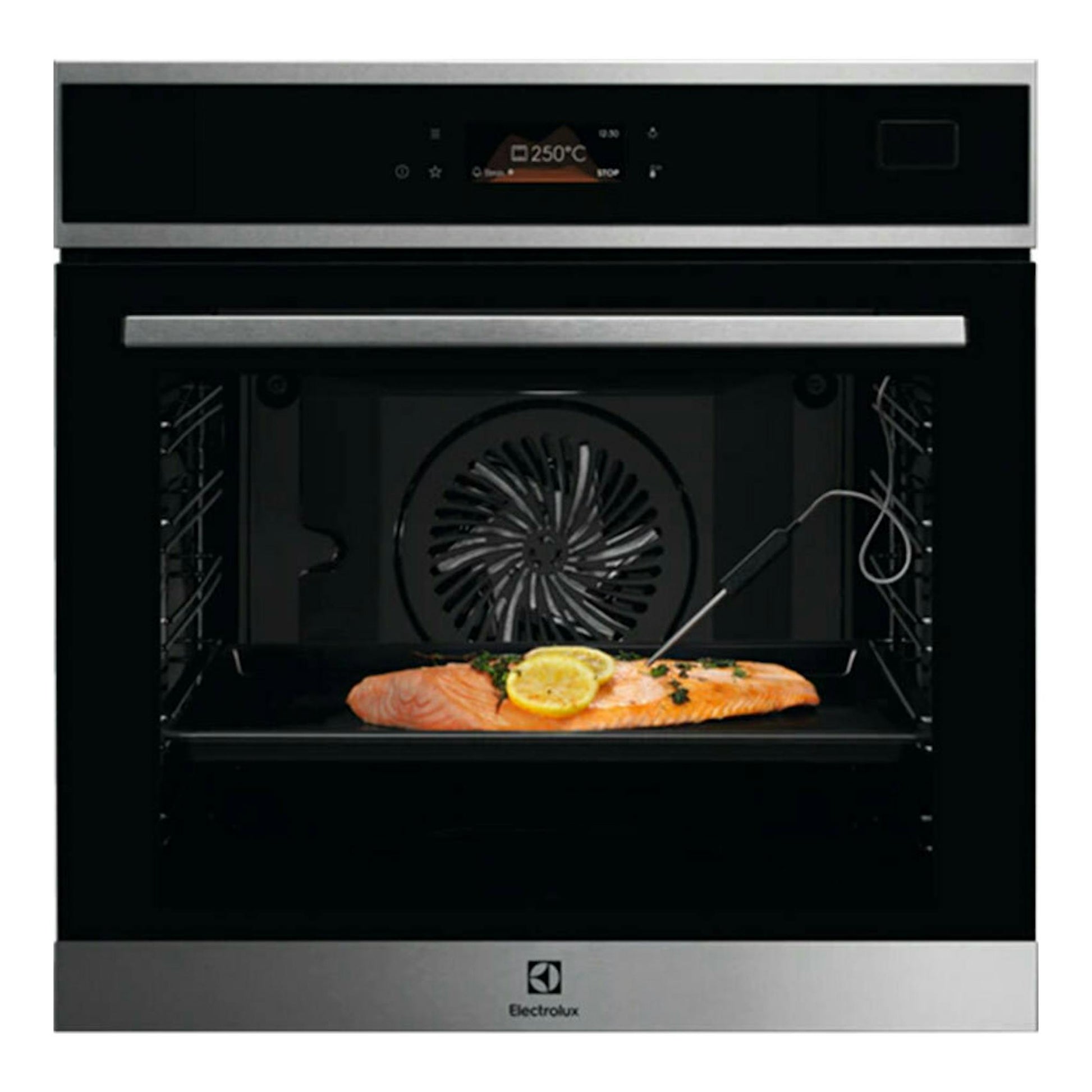 Horno Electrolux EOB8S39X negro, vista frontal, con interior visible y una bandeja con salmón.