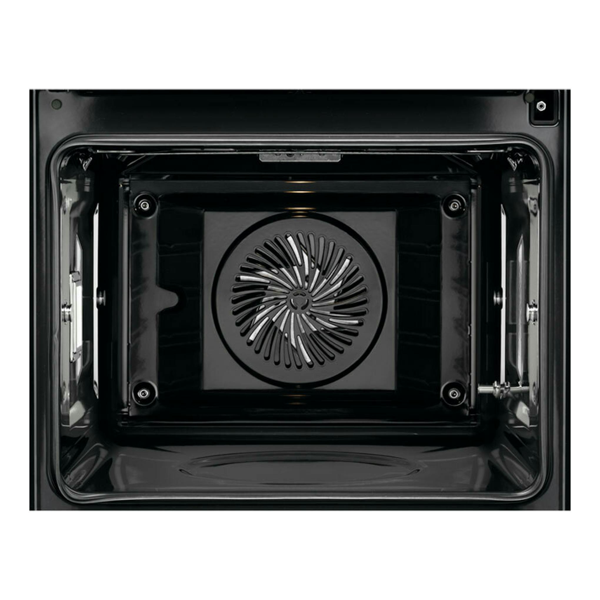 Interior de horno Electrolux EOB8S39X negro, vista frontal con ventilador circular central.