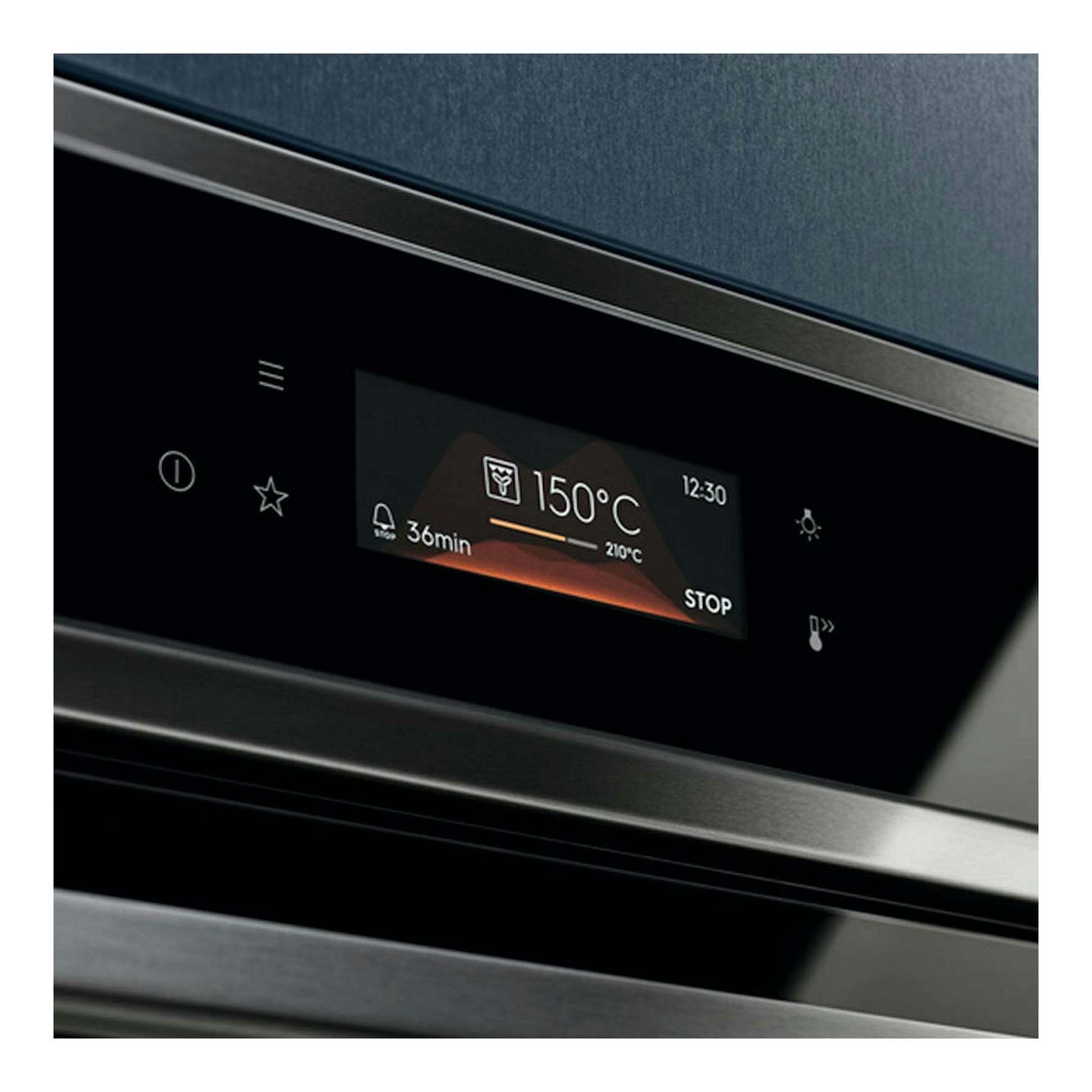 Electrolux EOB8S39X, horno negro empotrado, primer plano del panel táctil con pantalla a 150 °C.