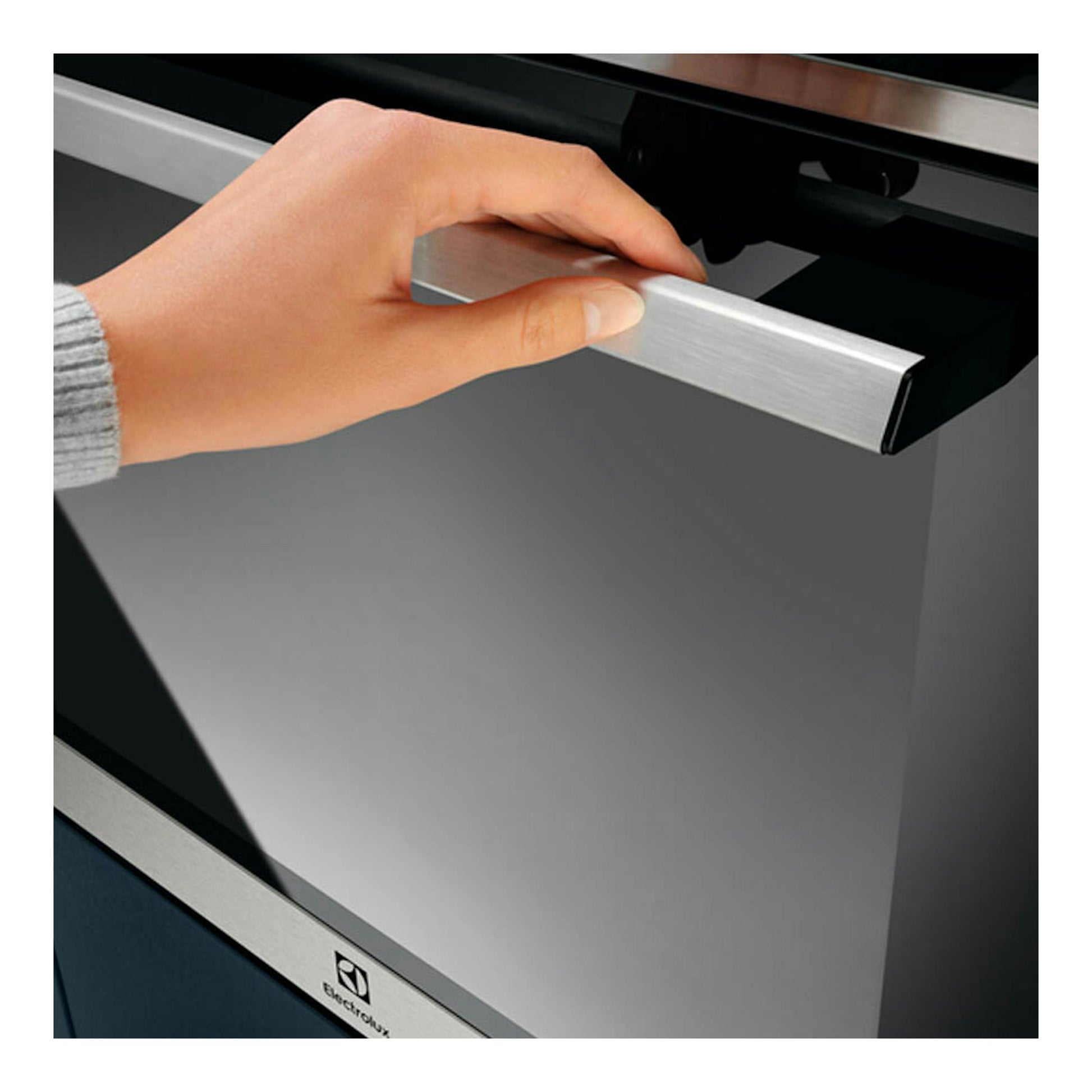 Horno Electrolux EOB8S39X negro, vista frontal en detalle, con una mano abriendo la puerta.