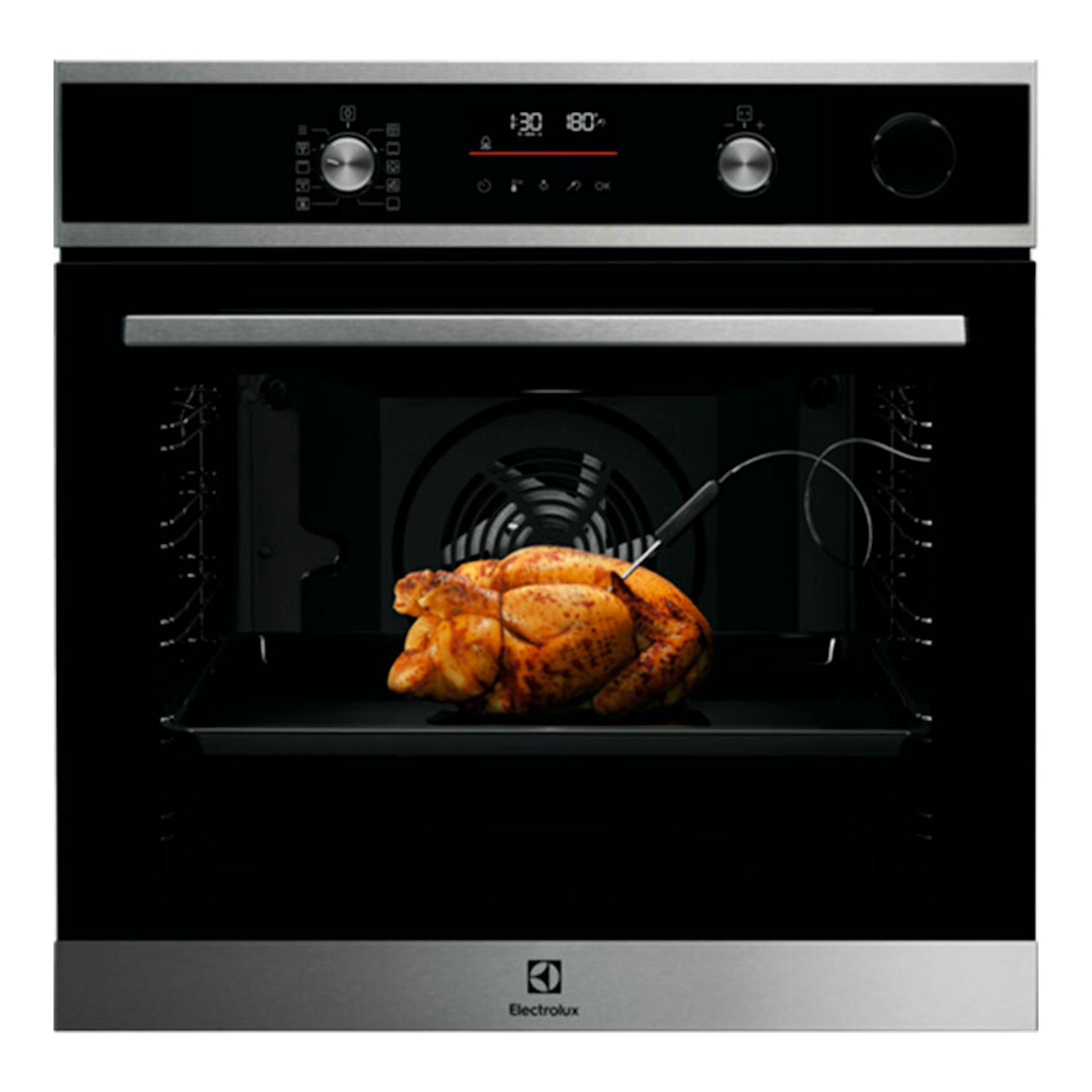 Horno Electrolux EOC6P77X inox, vista frontal, puerta abierta, interior negro con pollo asado.
