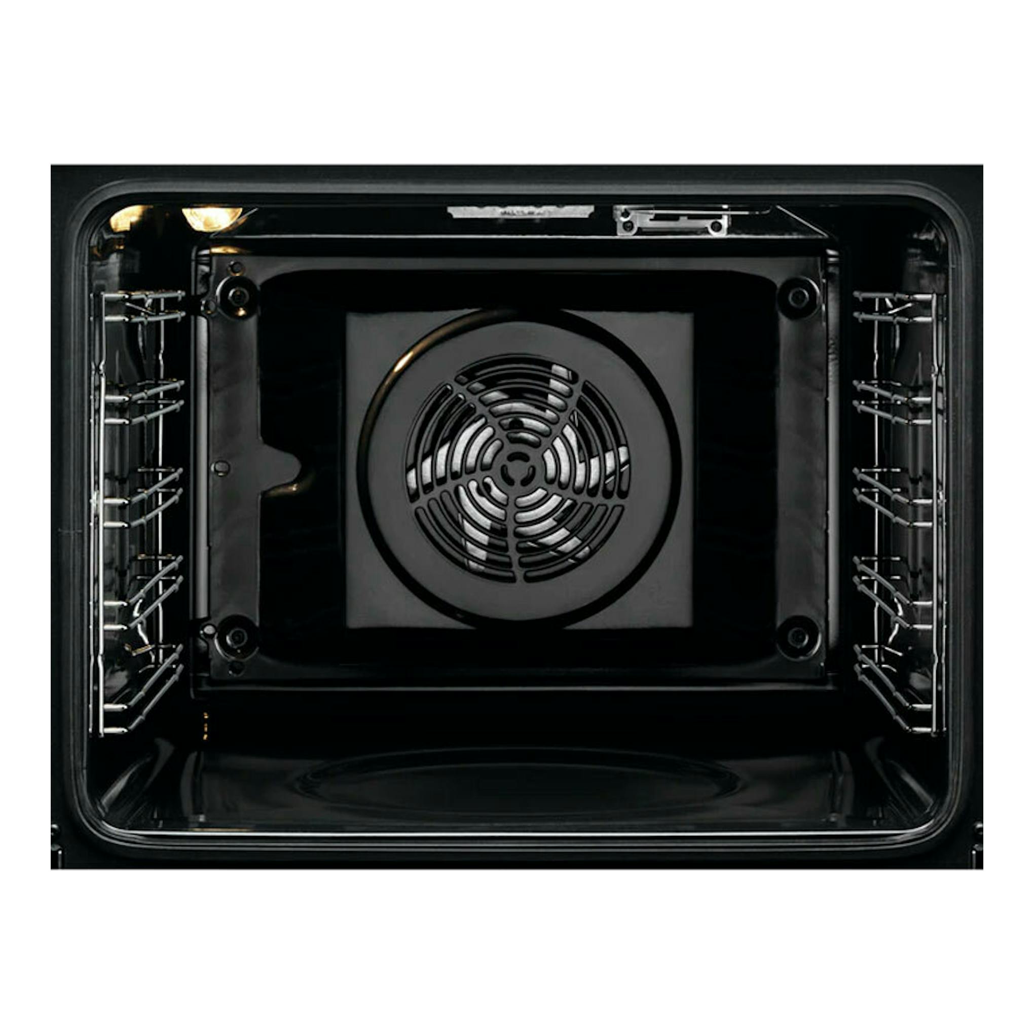 Interior de horno Electrolux EOC6P77X inox, vista frontal, negro, con ventilador circular central y rejillas laterales.
