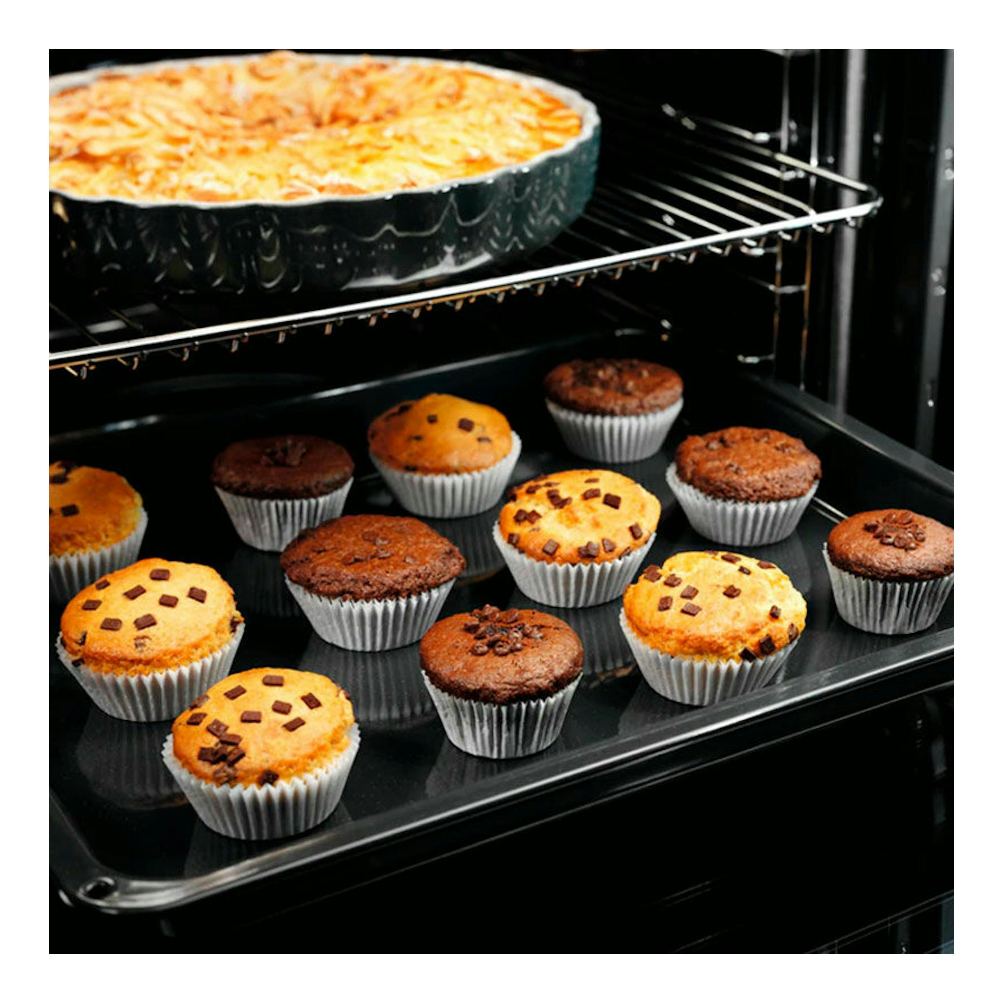 Horno Electrolux EOF3H50BX inox, vista interior con magdalenas en bandeja y una tarta en la rejilla superior.