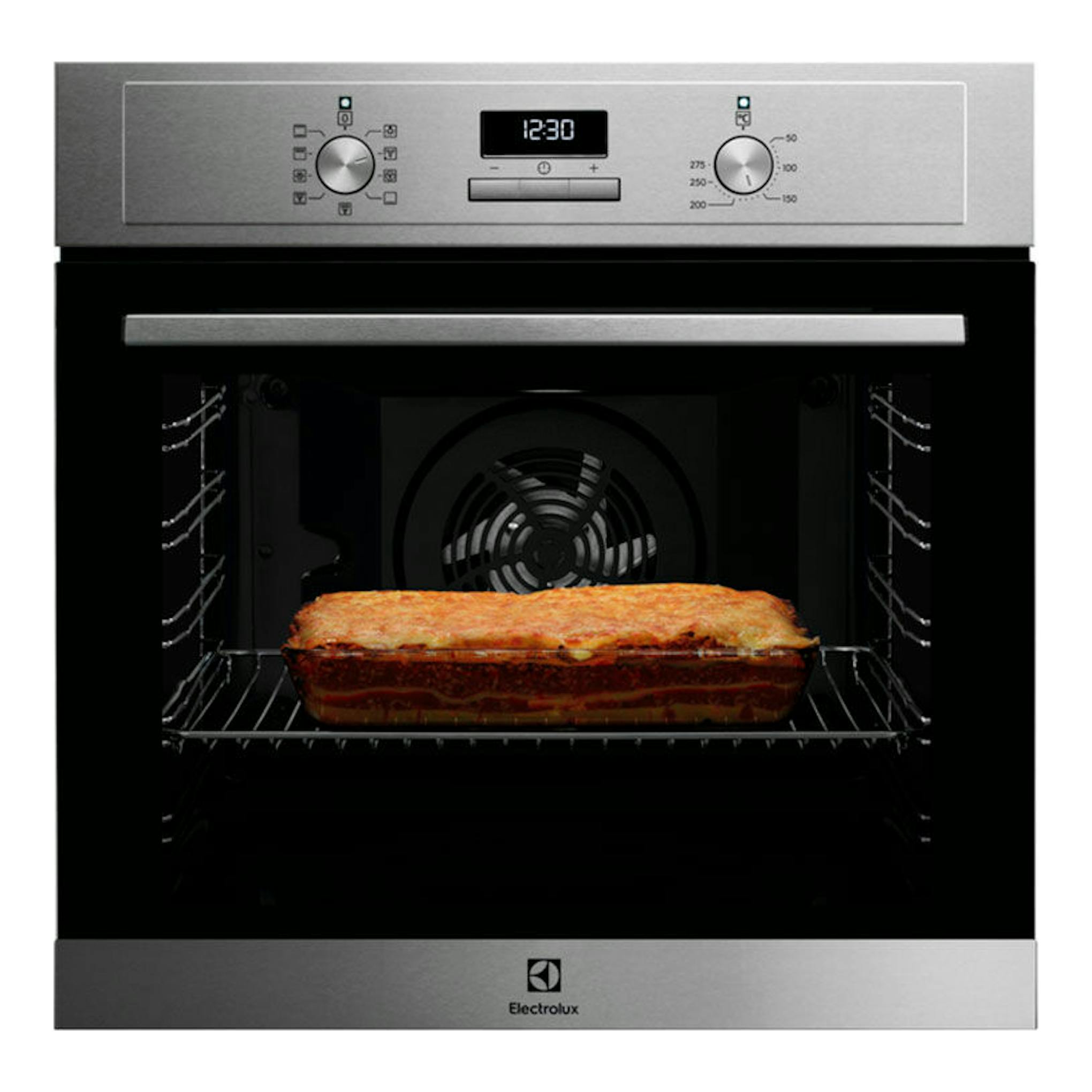Horno Electrolux EOF3H54X inox, vista frontal, con pantalla digital y una lasaña en la bandeja.