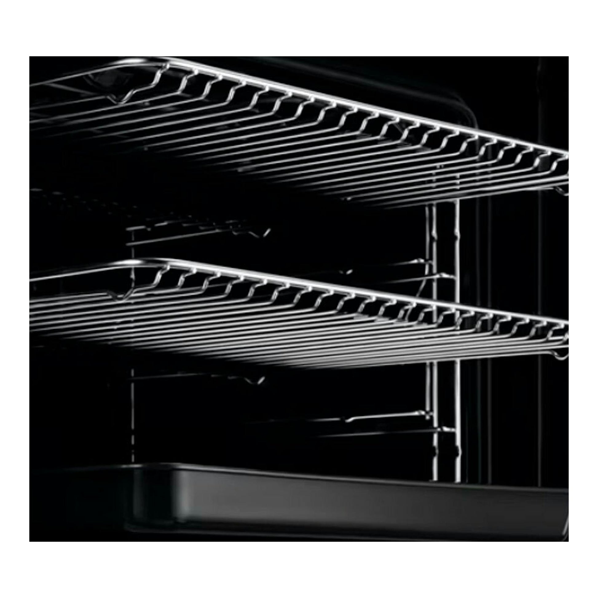 Interior de horno Electrolux EOF6P46VX0 inox, con dos rejillas metálicas y asa negra en primer plano.