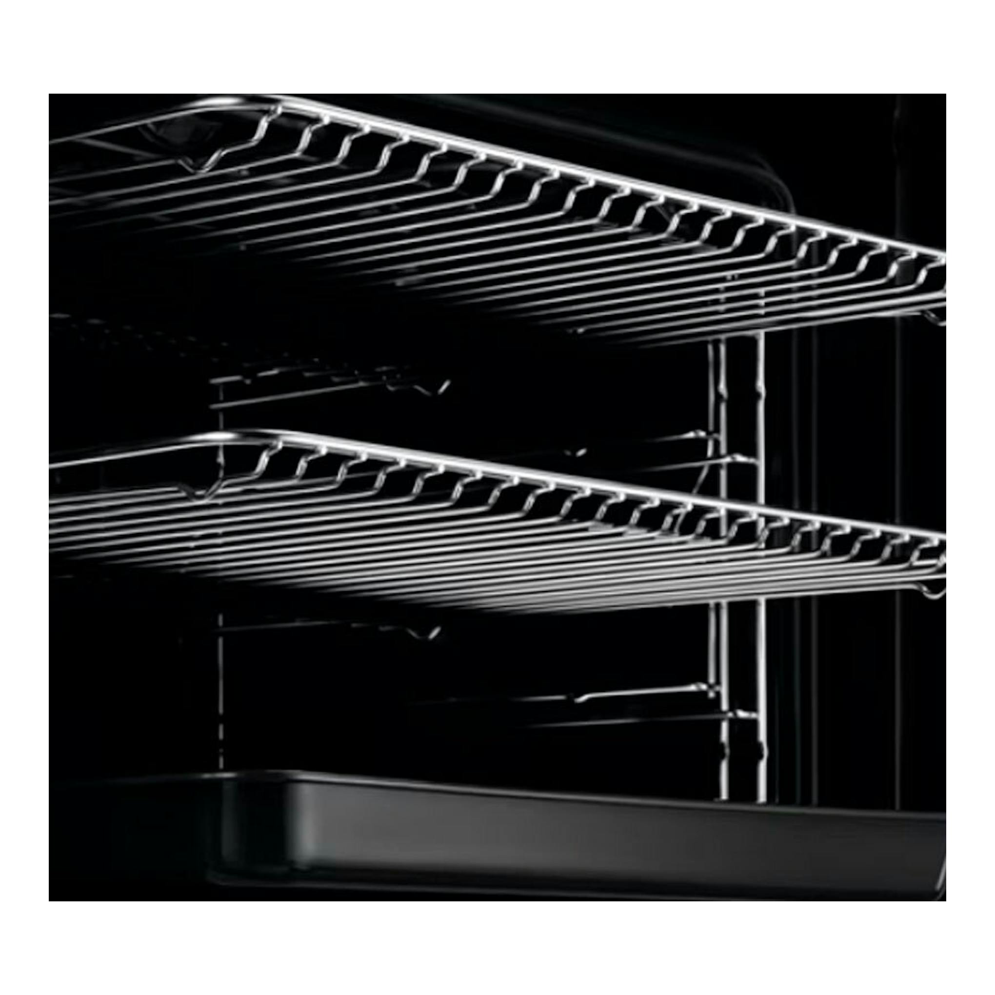 Interior de horno Electrolux EOF6P46VX0 inox, con dos rejillas metálicas y asa negra en primer plano.