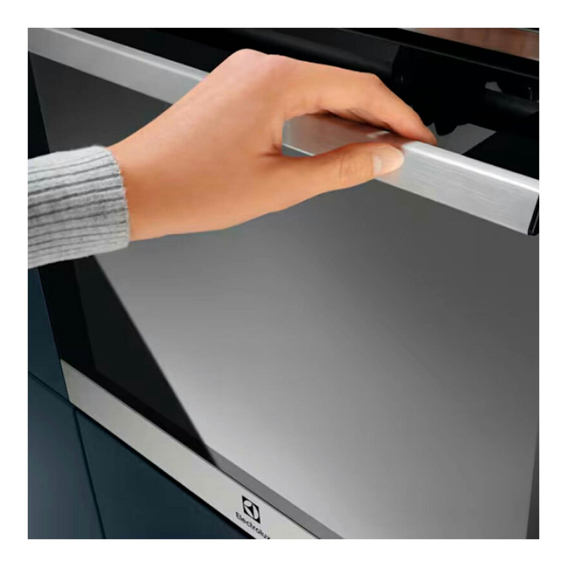 Primer plano de un horno Electrolux EOF6P46VX0 inox con una mano sujetando la puerta.