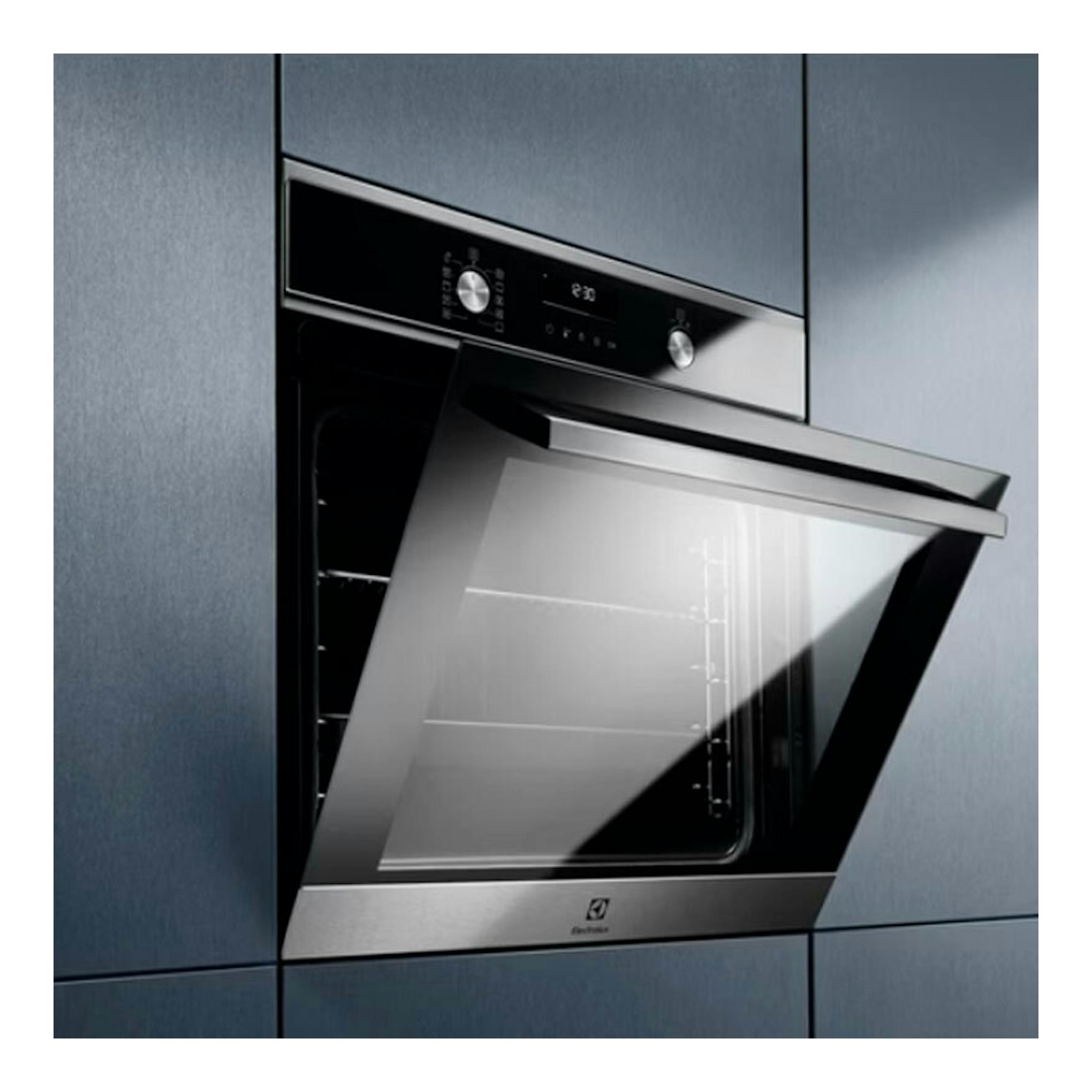 Electrolux EOF6P46VX0, horno empotrado inox y negro, vista frontal con la puerta abatible abierta.