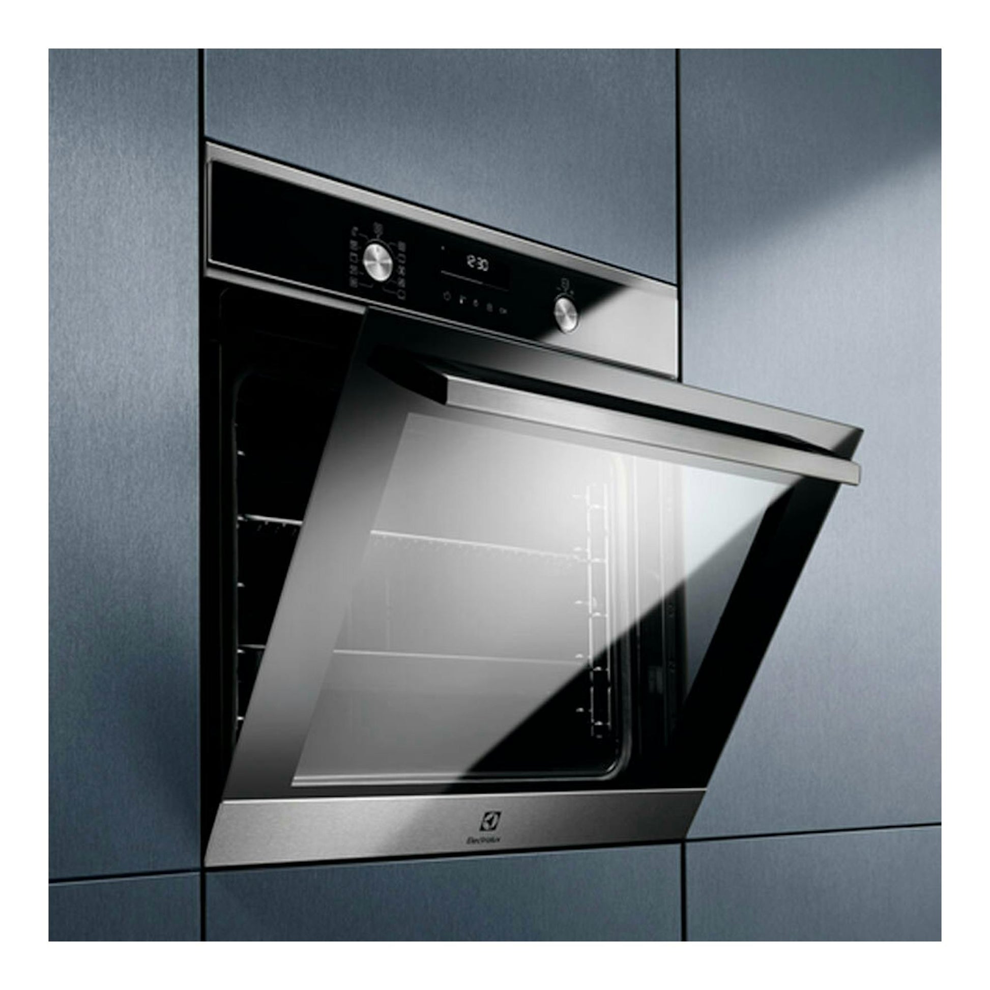 Horno empotrado Electrolux EOF6P77X inox, vista frontal con la puerta abatible abierta.