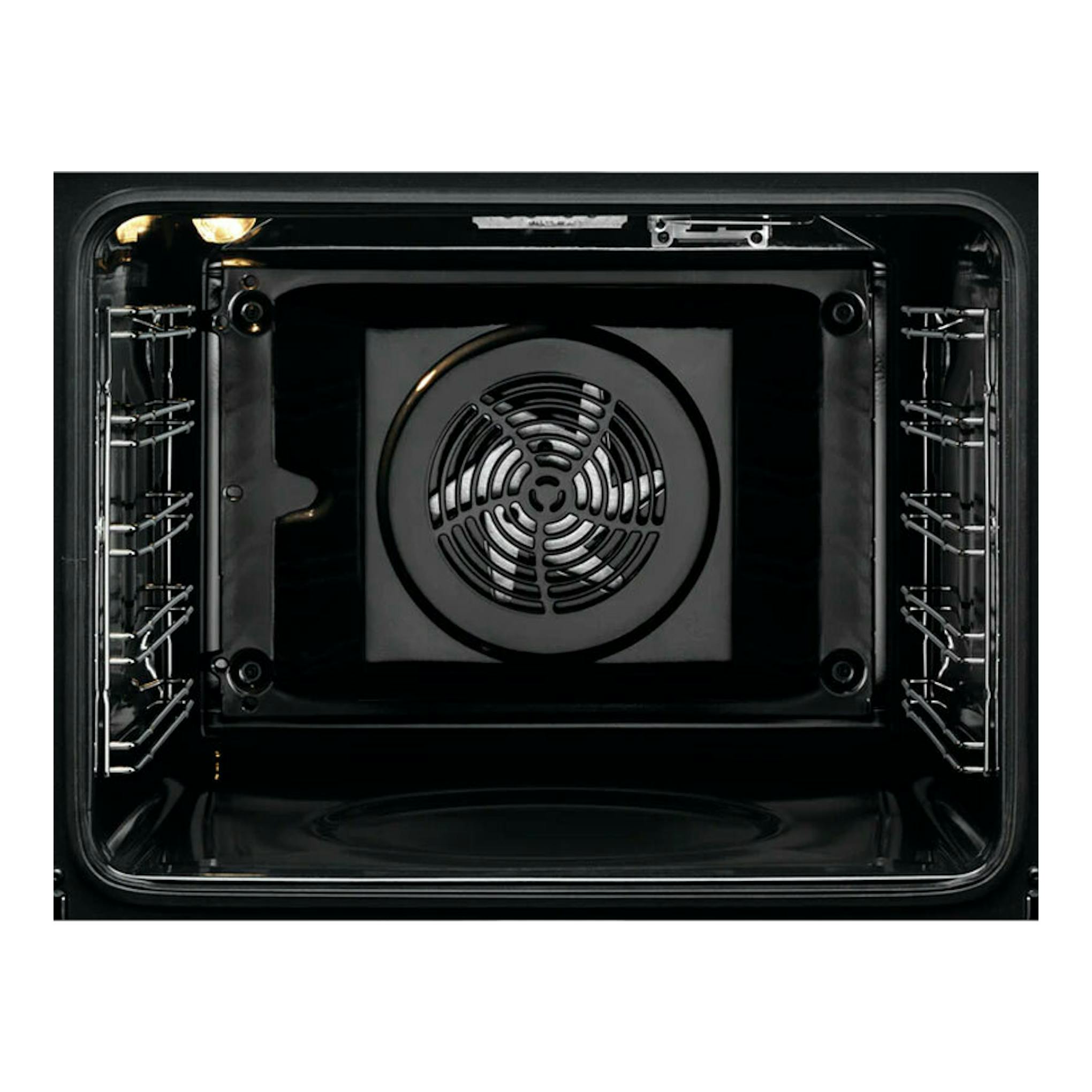 Interior de horno Electrolux EOF6P77X inox, vista frontal, con ventilador central y bandejas laterales.