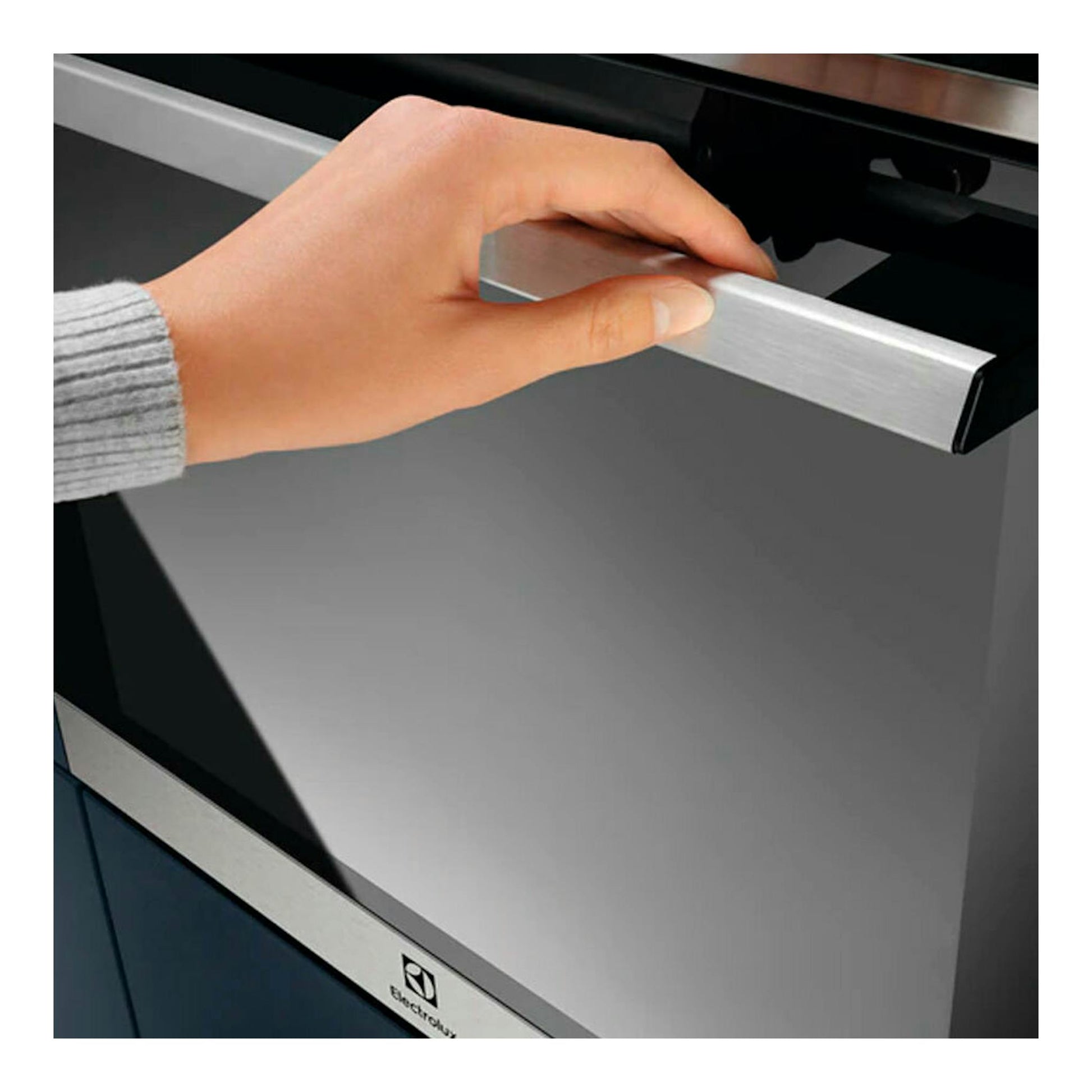 Primer plano de horno Electrolux EOF6P77X inox, con una mano abriendo la puerta frontal.
